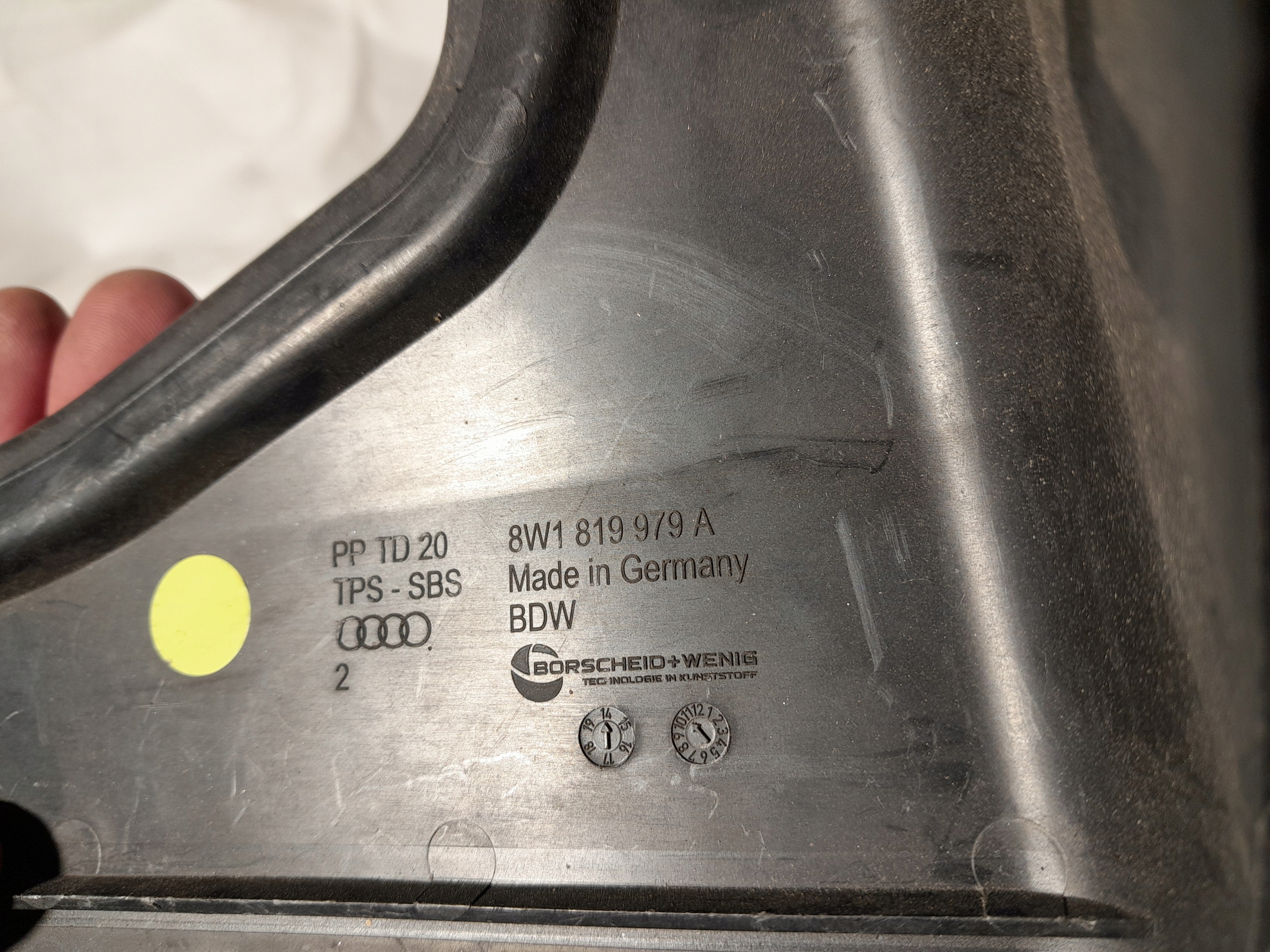 AUDI A4 B9 Obal RYNNA pod oknom 8W1819979A