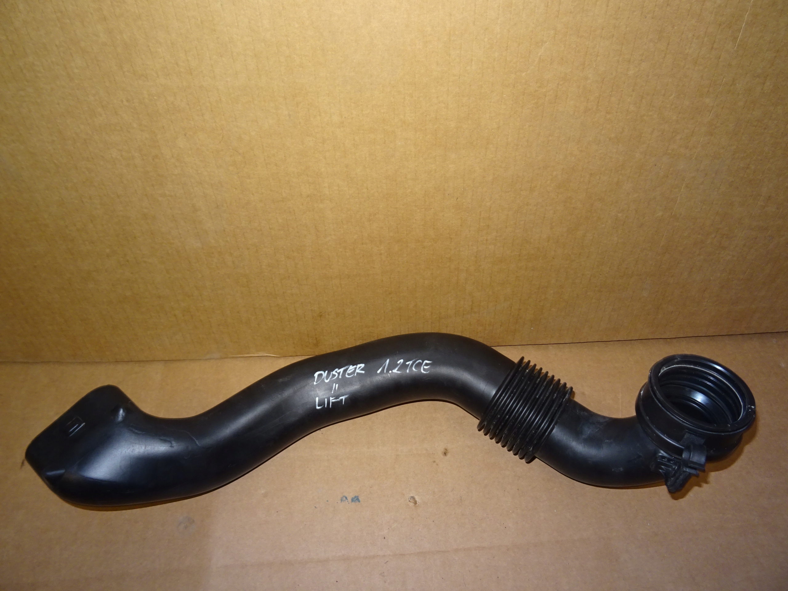 Dacia DUSTER II труба впуск 165554822r