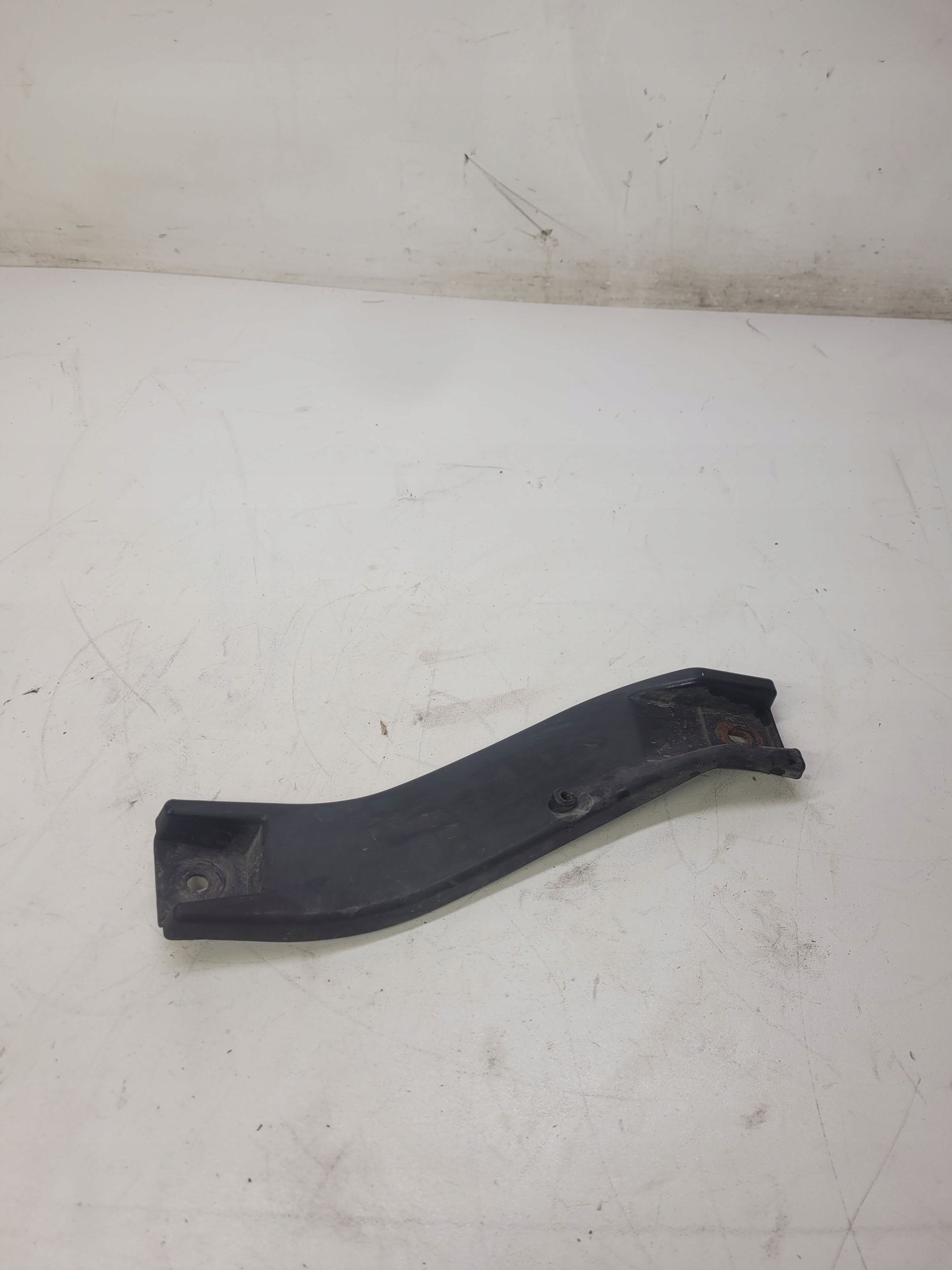 STAFFA SRODKOWE PARAURTI AUDI A4 B6 8H0807333