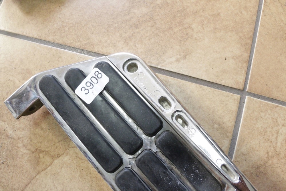 1 - Honda Goldwing GL 1800 підніжка права 3908 підніжка