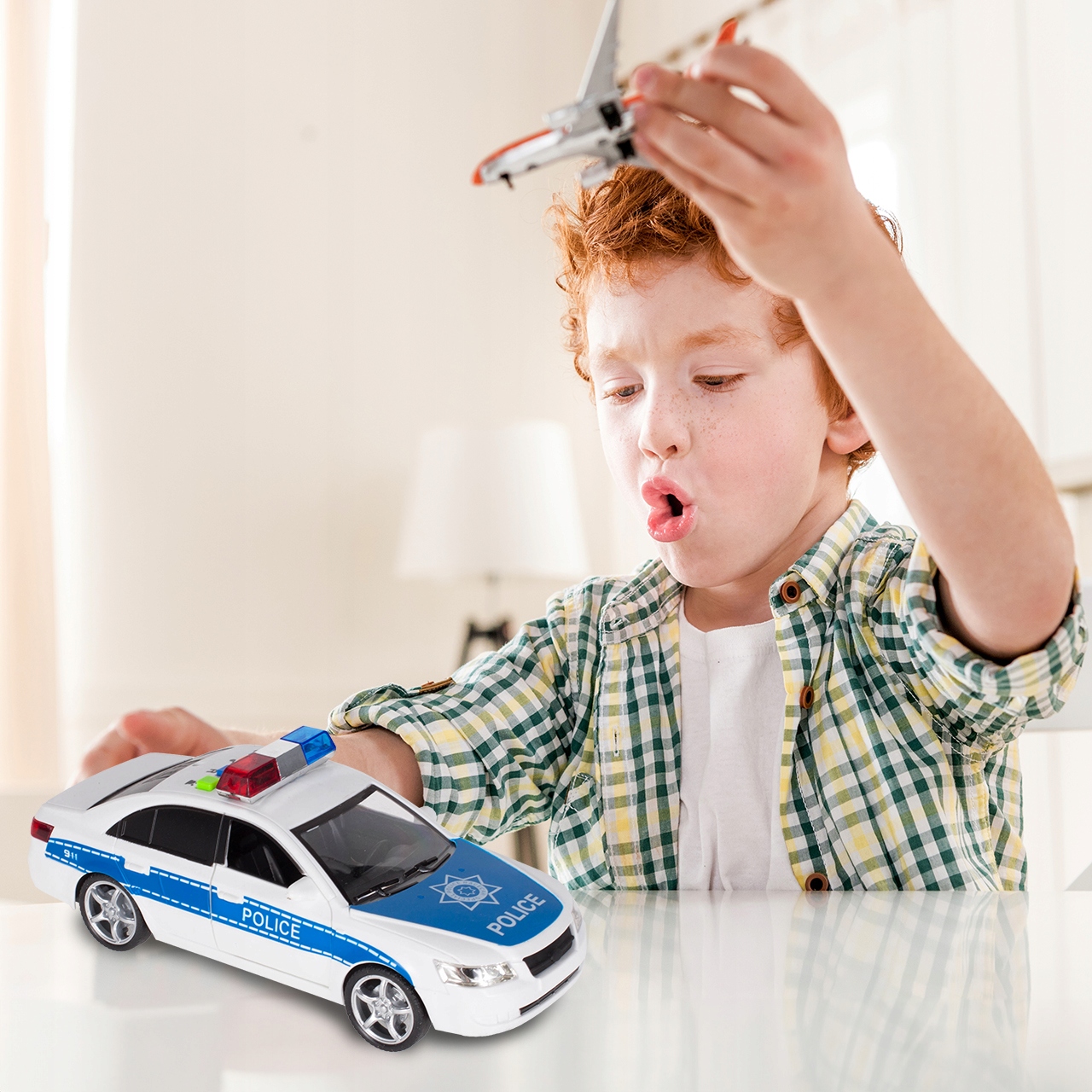 AUTO POLICJA AUTKO DO ZABAWY RADIOWÓZ POLICYJNY EFEKTY ŚWIATŁO DŹWIĘK 1:16 Kod producenta 105802