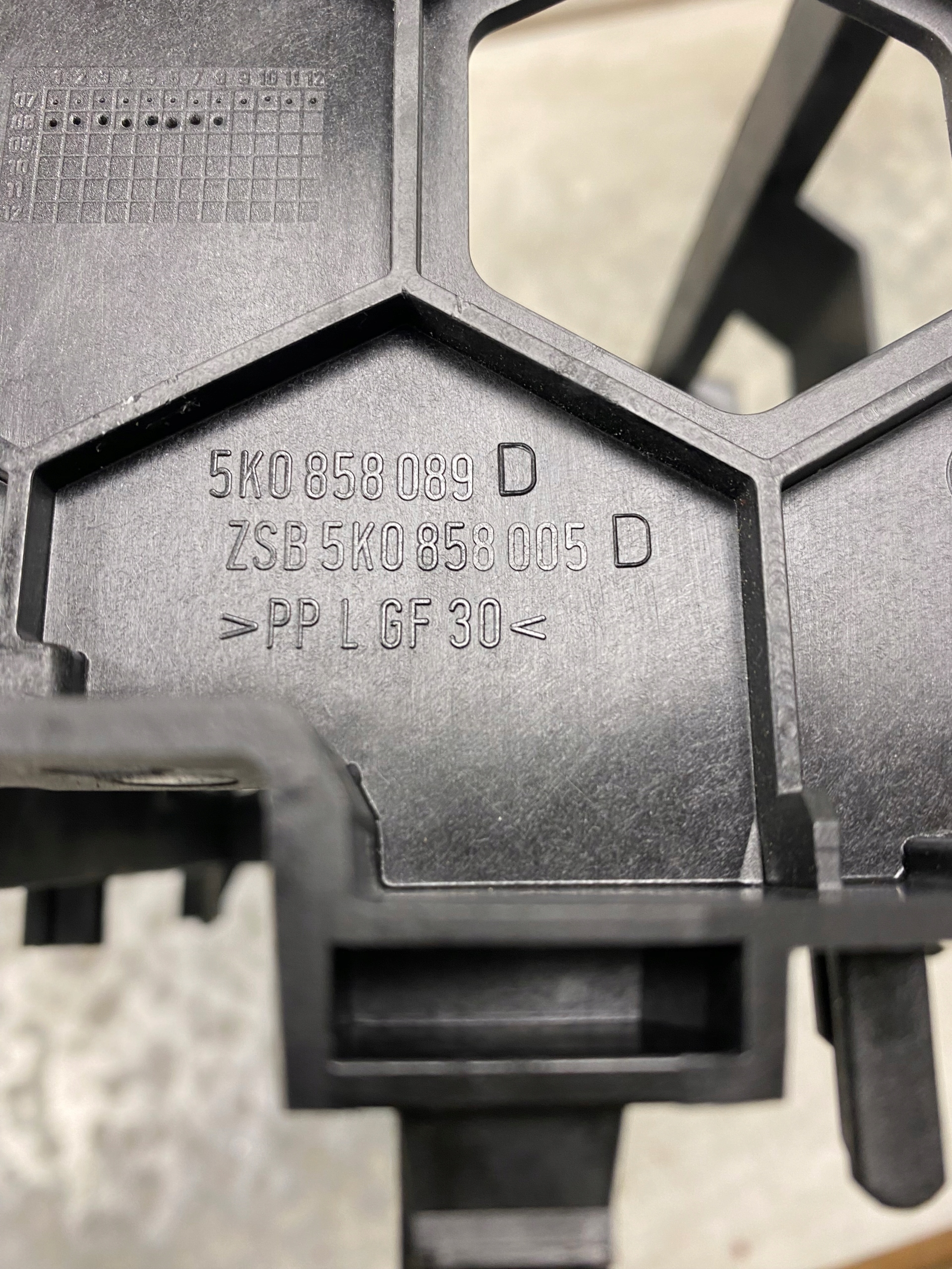 VW GOLF VI HB guard KIESZEN RADIA frame 2 DIN 5K0858089D