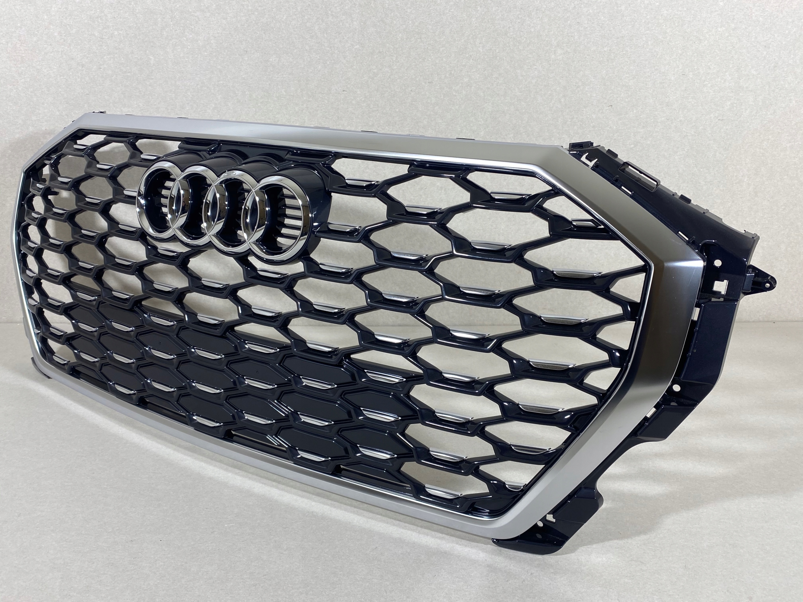 AUDI Q3 83F S-LINE ATRAPA GRILL PRZÓD CHROM NOWY Producent części Audi OE