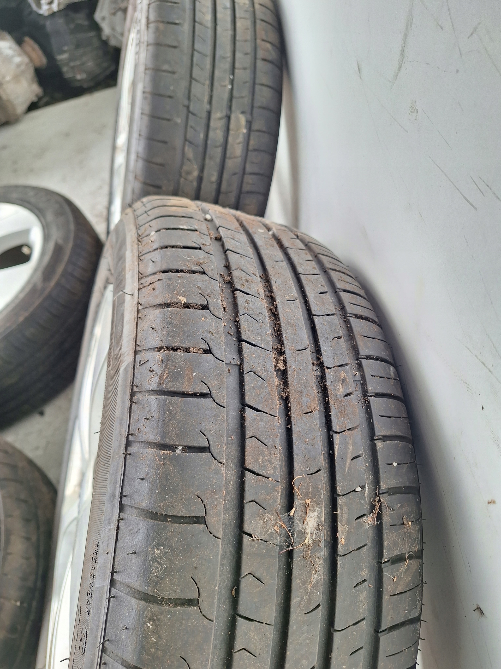 KIA CARENS IV 12-19 discs + tyres 205/55 R16
