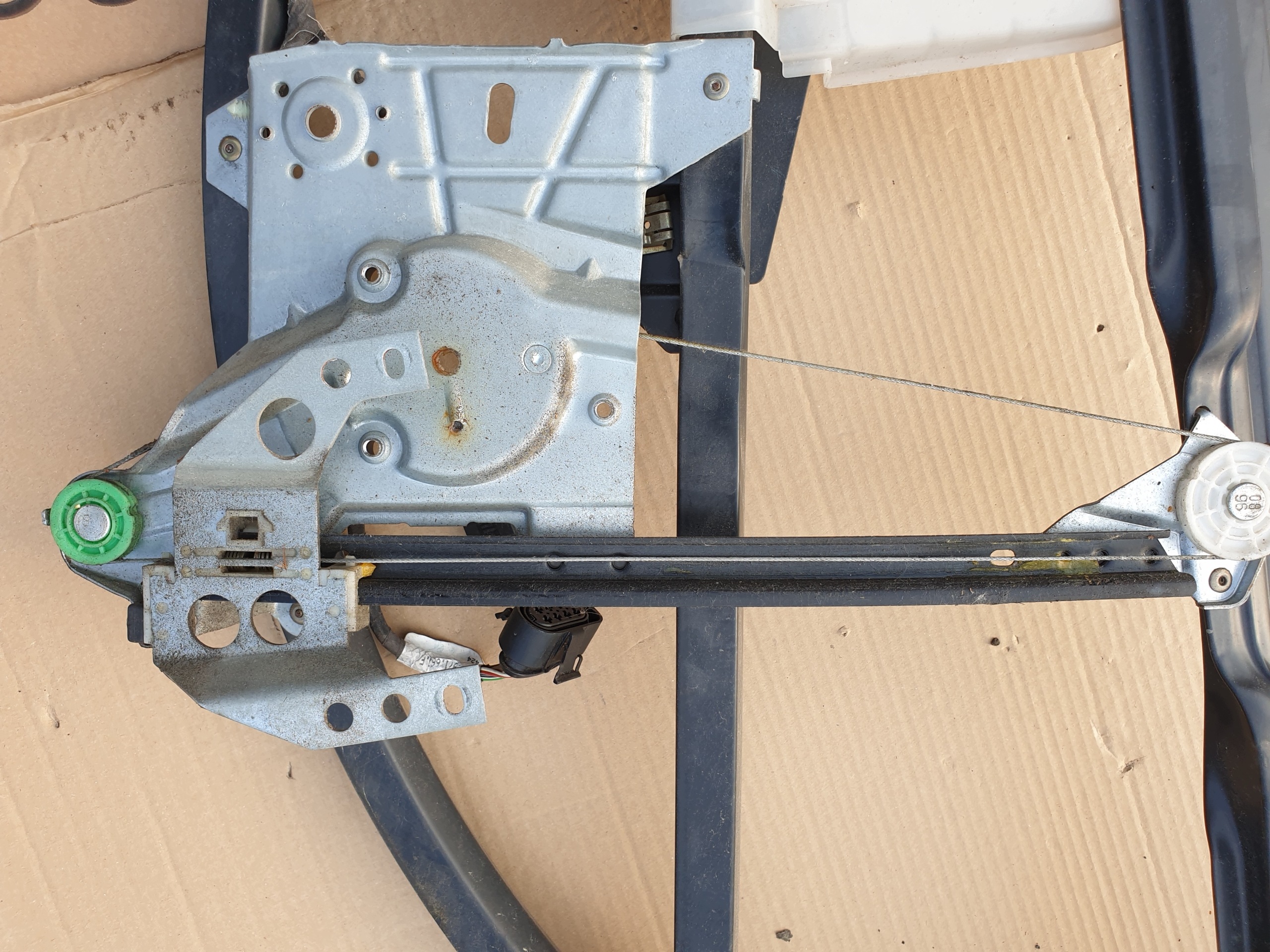 ablakemelő bal hátsó hátsó AUDI A4 B5 8d 8D0839399A OE