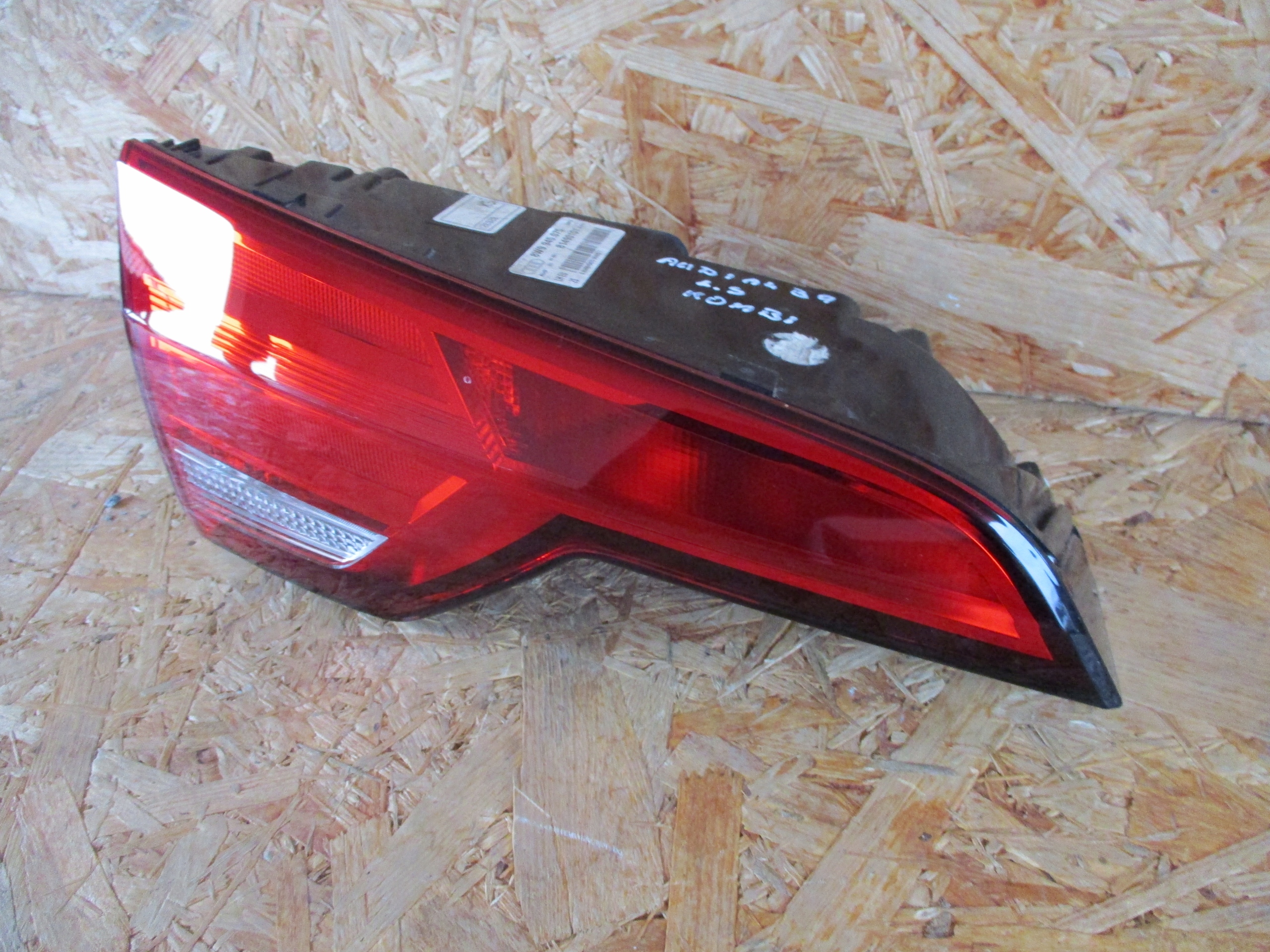 AUDI A4 B9 KOMBI light left rear to the bonnet