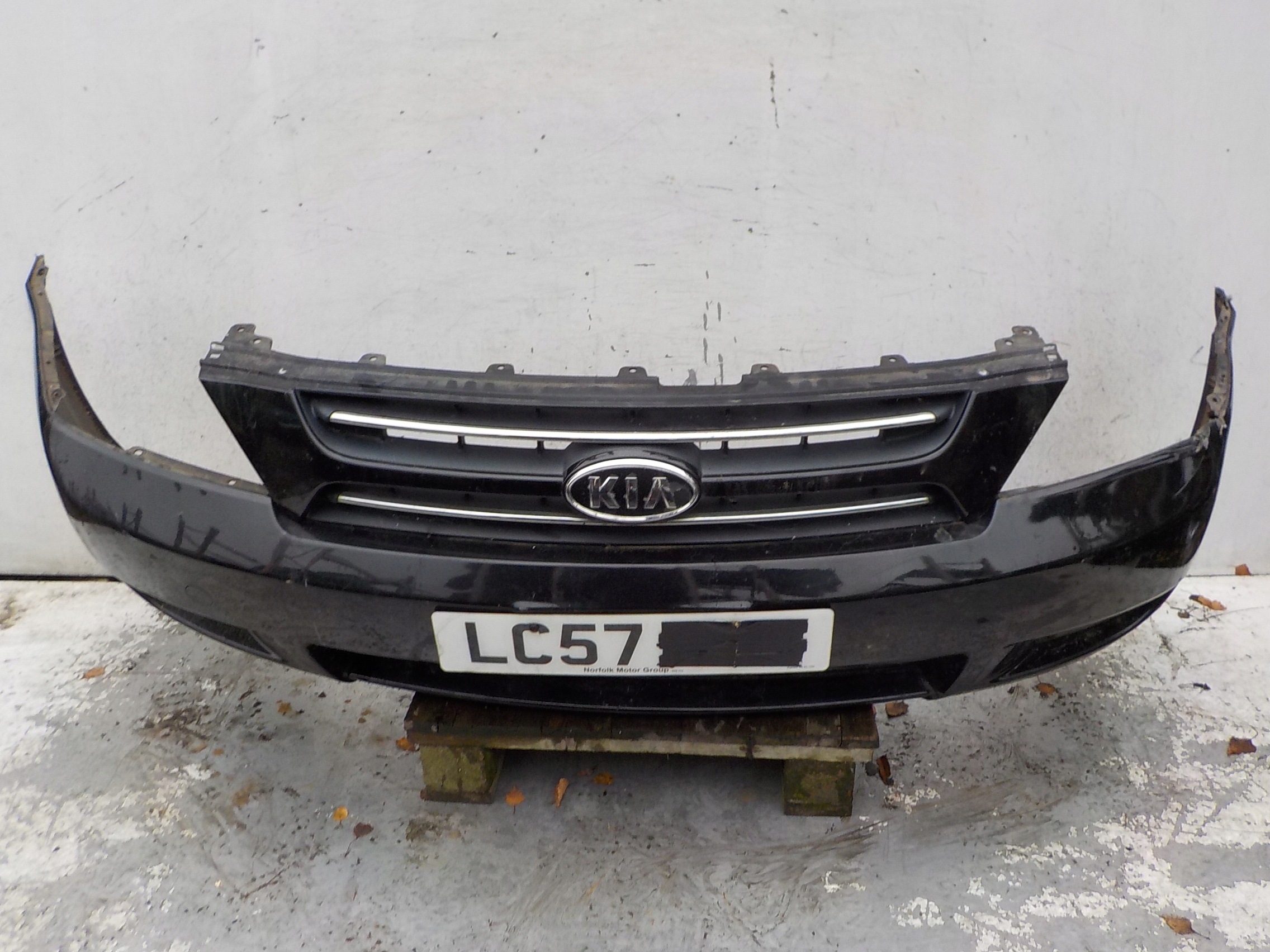 41 KIA SEDONA bumper front front