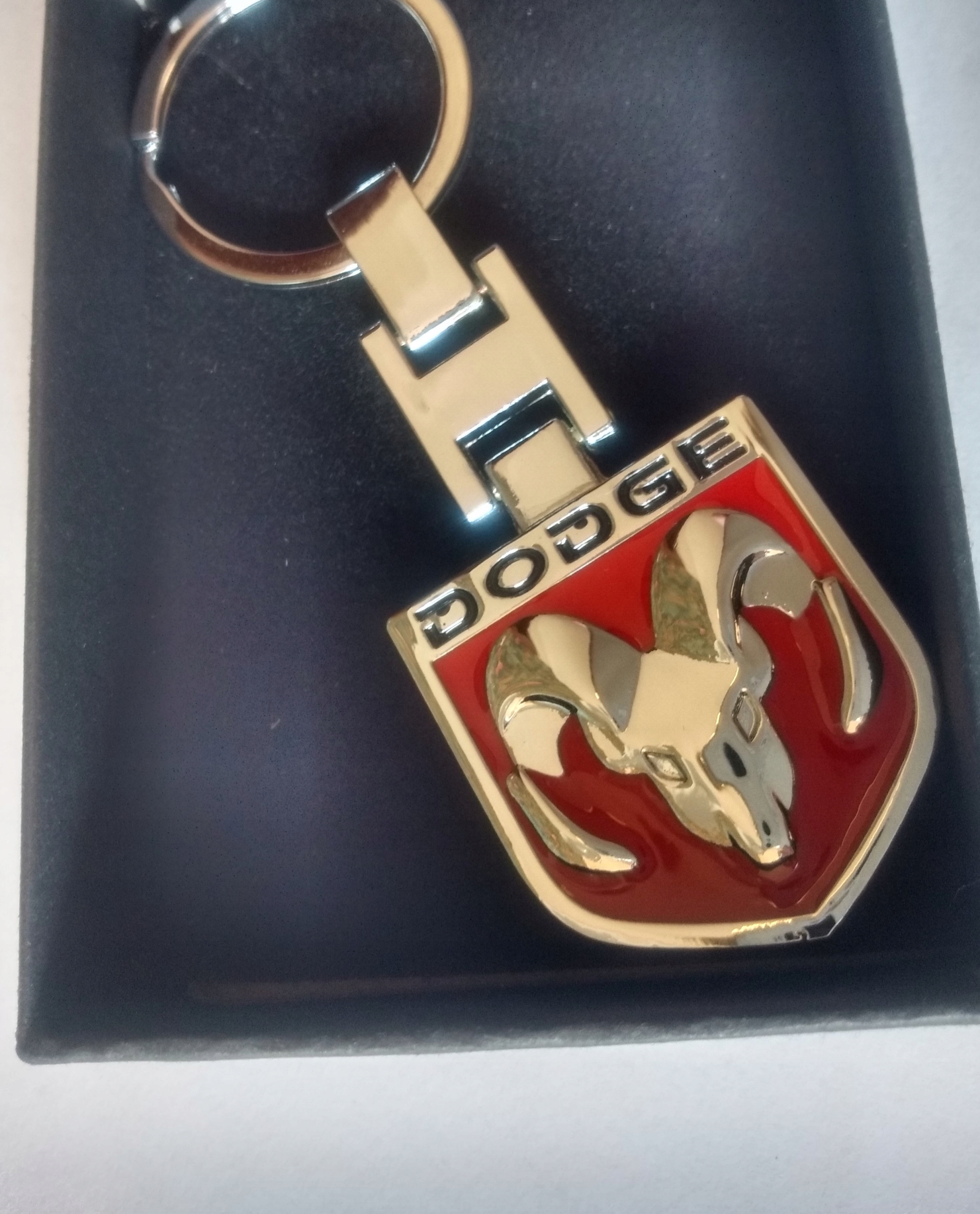 

Ekskluzywny breloczek brelok Dodge w pudełku Red