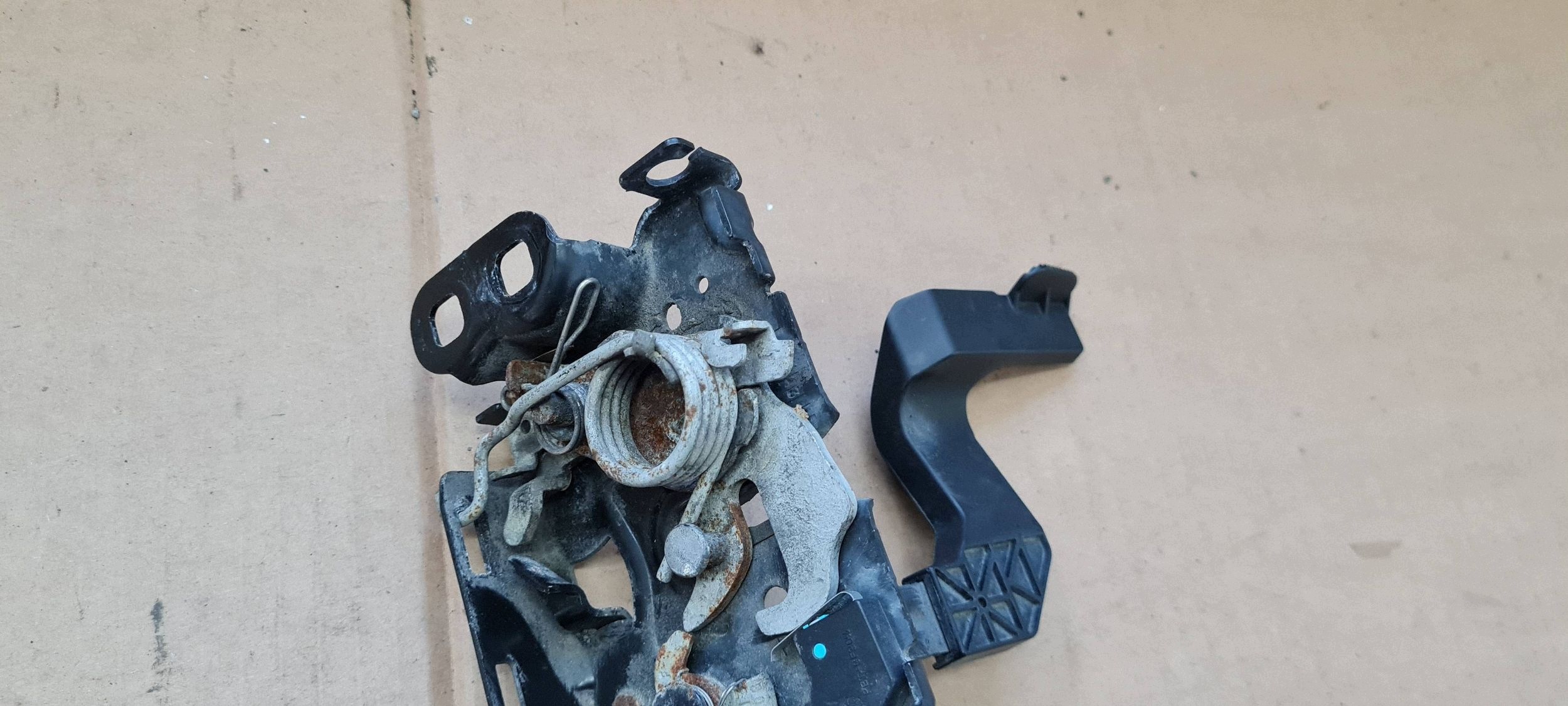 Chrysler Pacifica 2022 RYGIEL bonnet latch lock front front 68237953AF