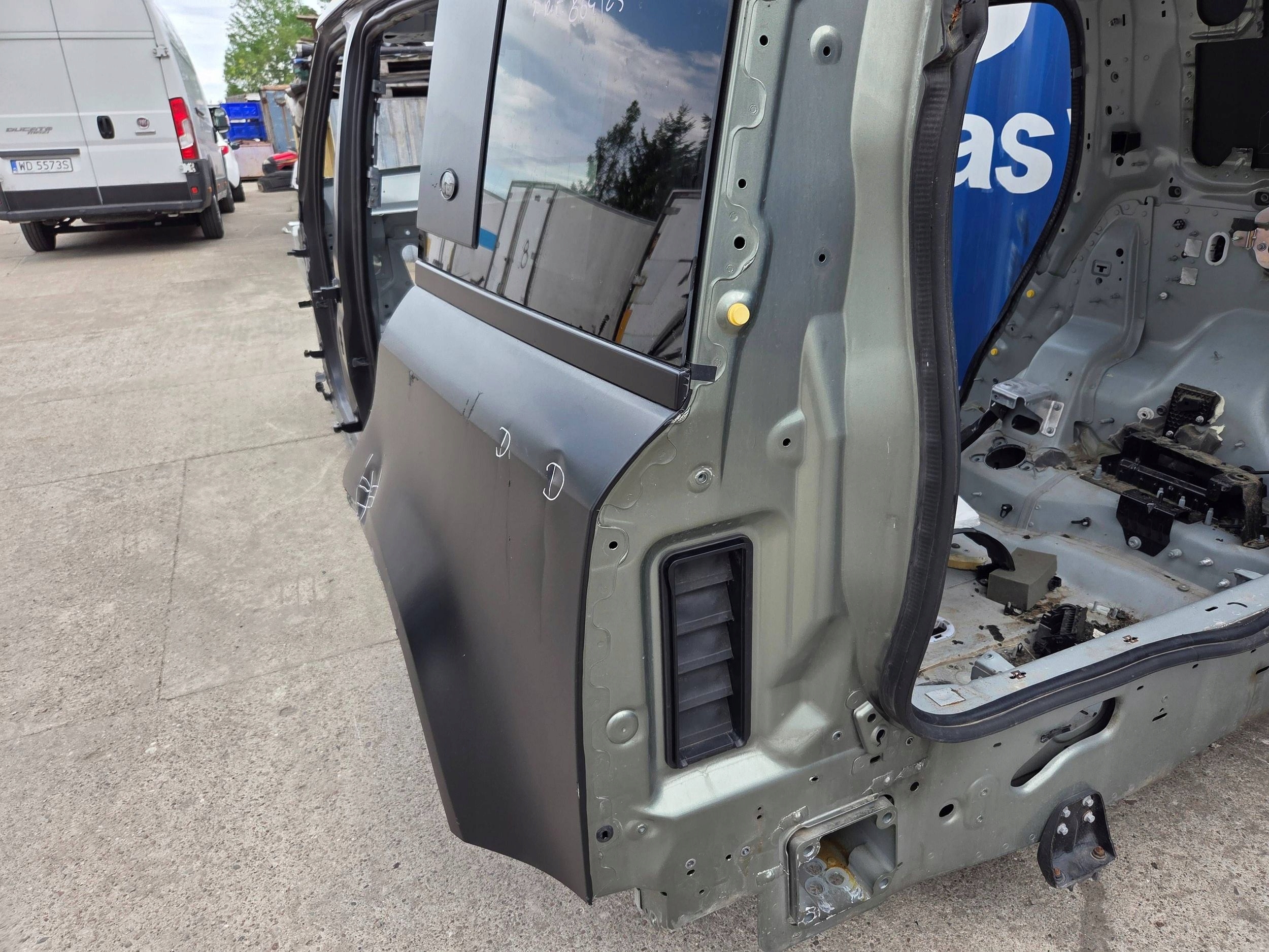 Land Rover Defender L663 četvrtina stražnja lijeva