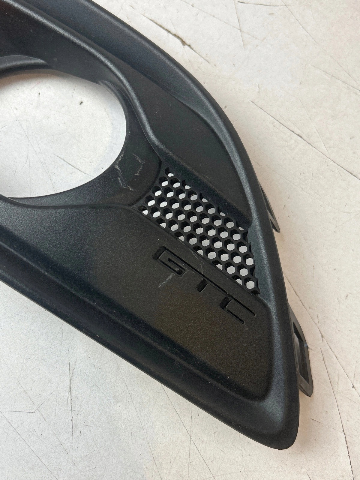 grille grid of a bumper front left Opel Astra J GTC