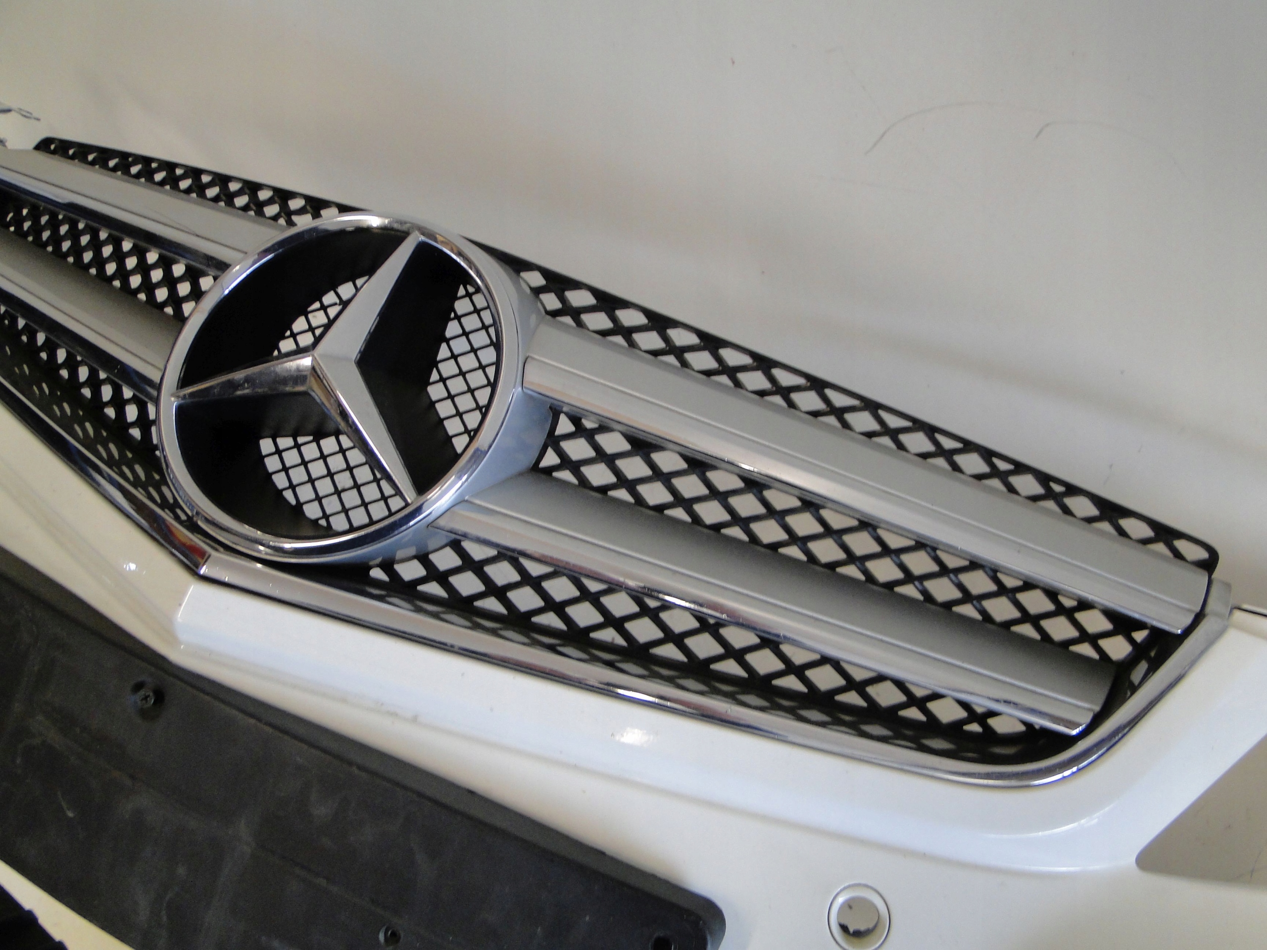 MERCEDES E 207 C/A PRZED LIFTEM AMG W207 GRILL ATRAPA BEZ RADARU Kolor srebrny