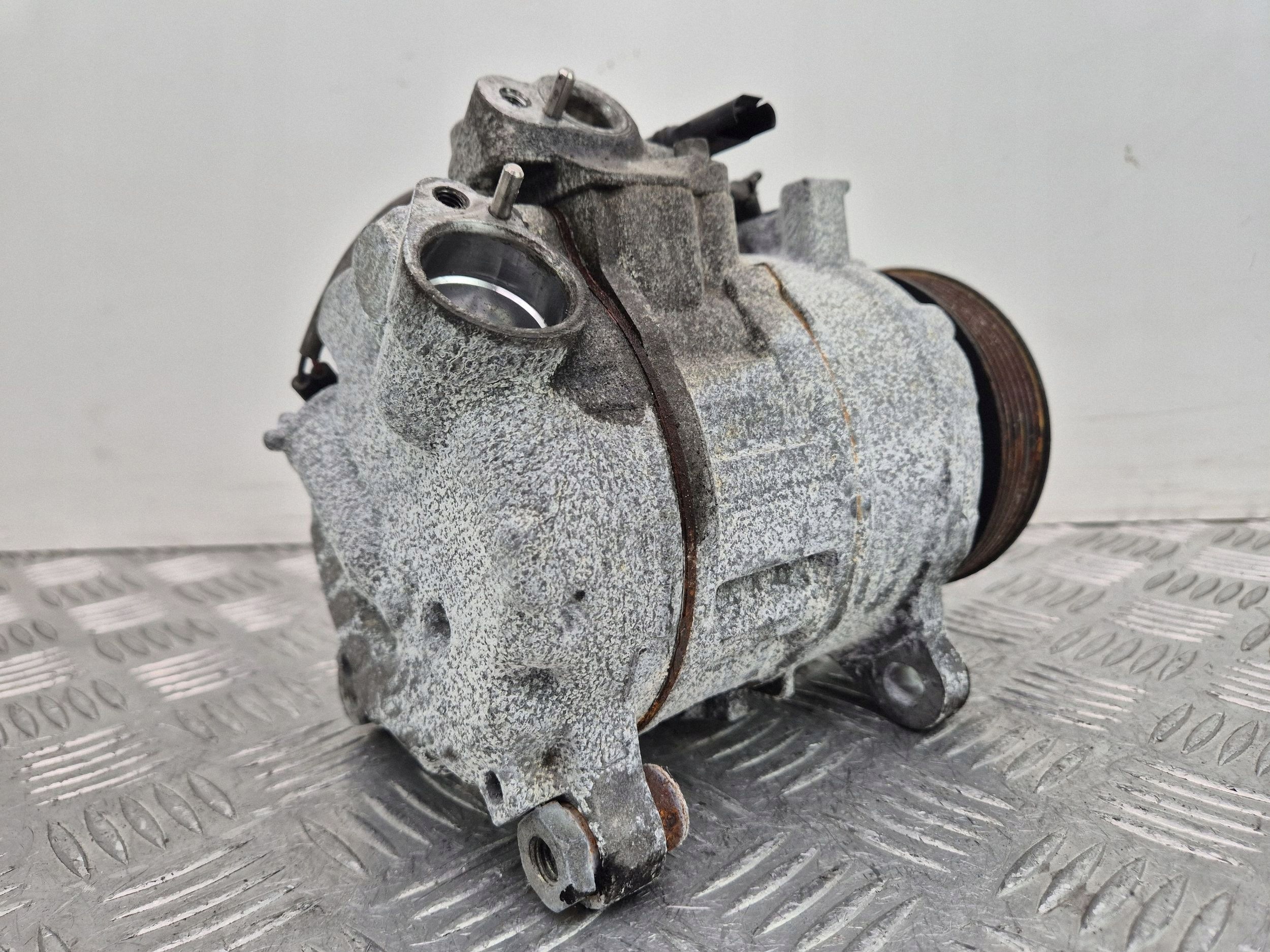 BMW 3 E90 E91 318d kompresor klimatizaci 9216466 N47D20C