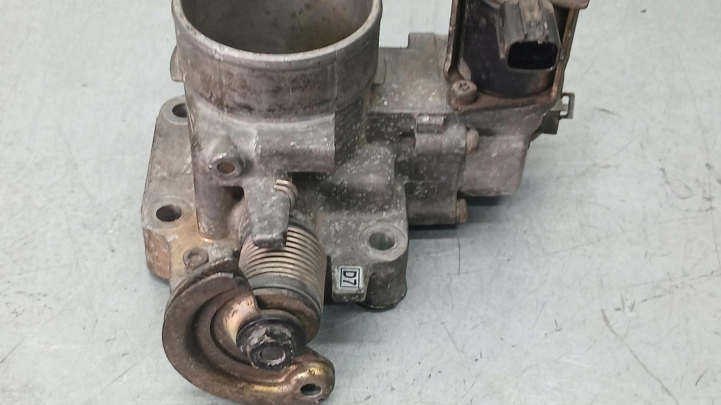 ДРОССЕЛЬНАЯ ЗАСЛОНКА mazda PREMACY 1.8b 03R