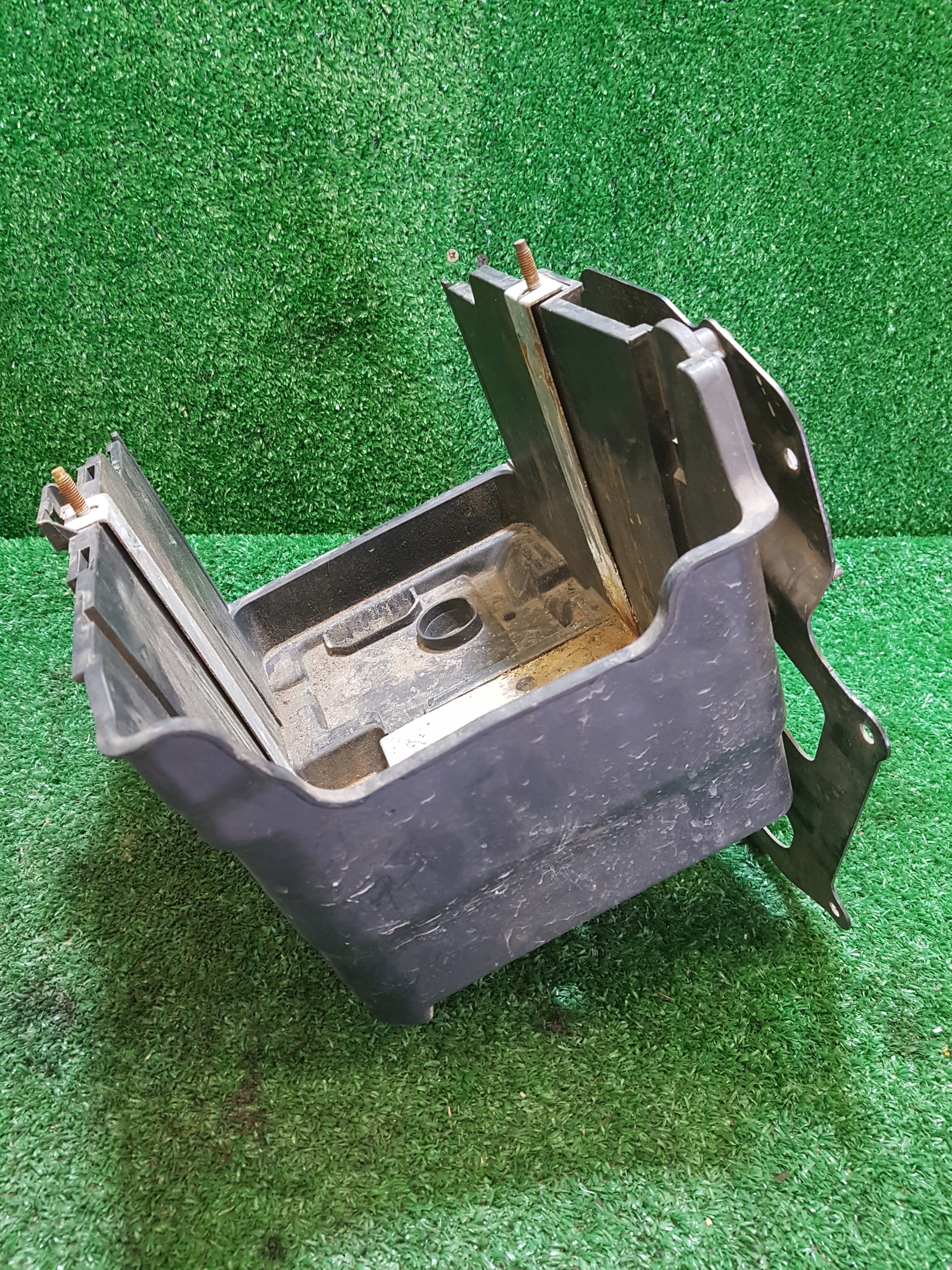 držiak akumulátora FORD FIESTA MK 7 8V21-10723-BC