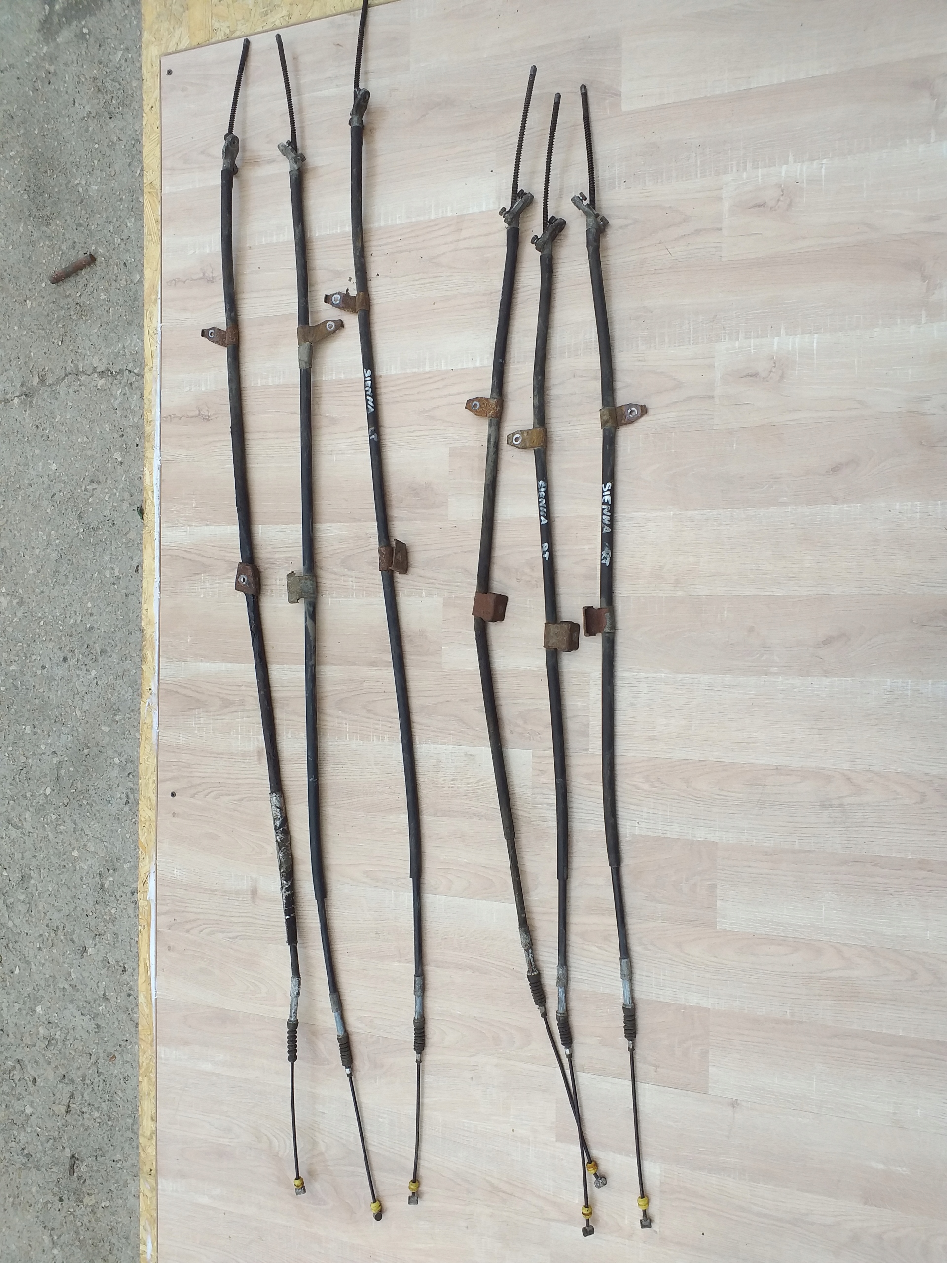 TOYOTA SIENNA 11-трос ручного тормоза левый