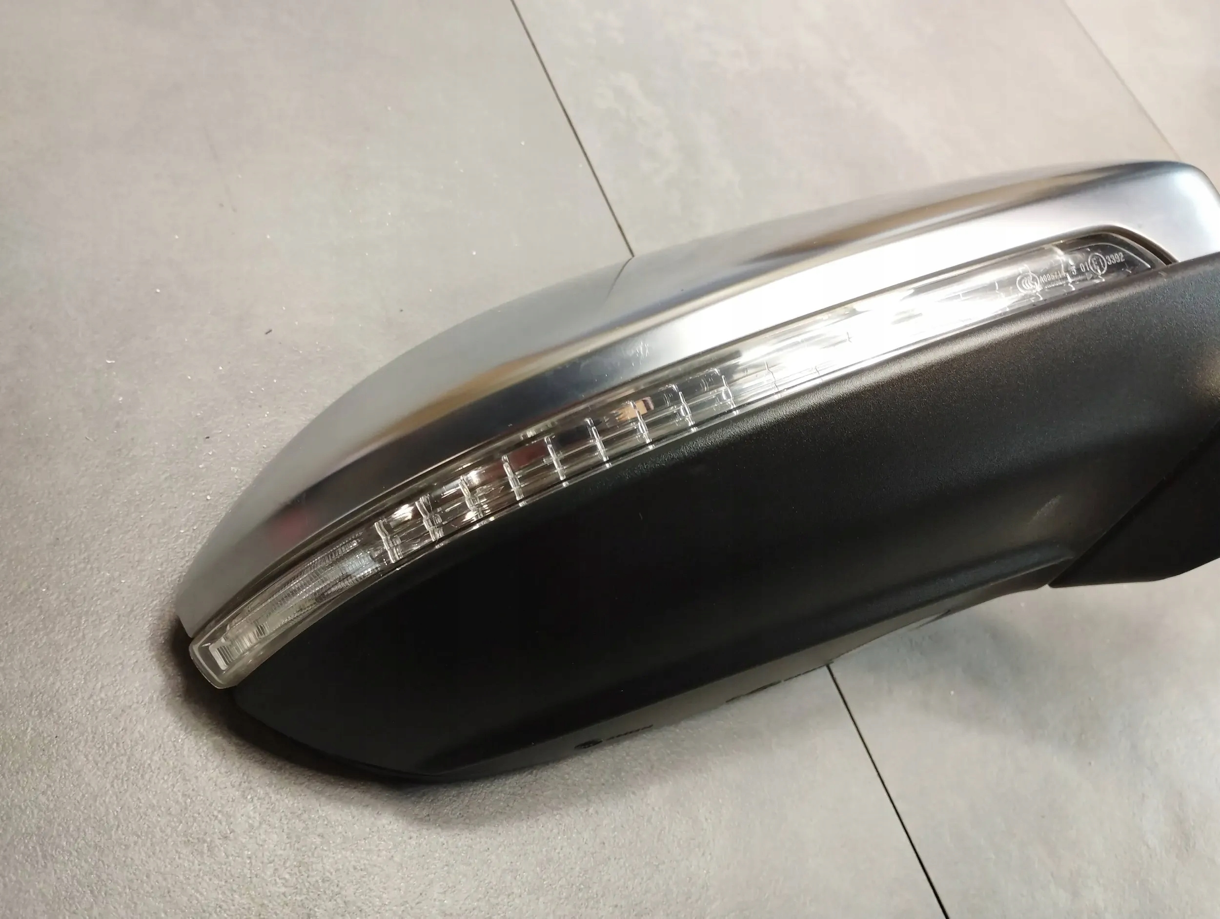 VW Golf VII R LUSTERKO PRAWE CHROM 13 PIN Powierzchnia chromowana