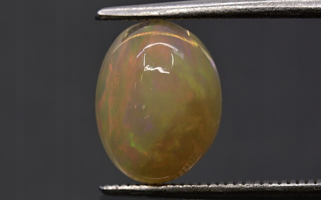 Opál z Etiopie kabošon ovál 9x7 mm