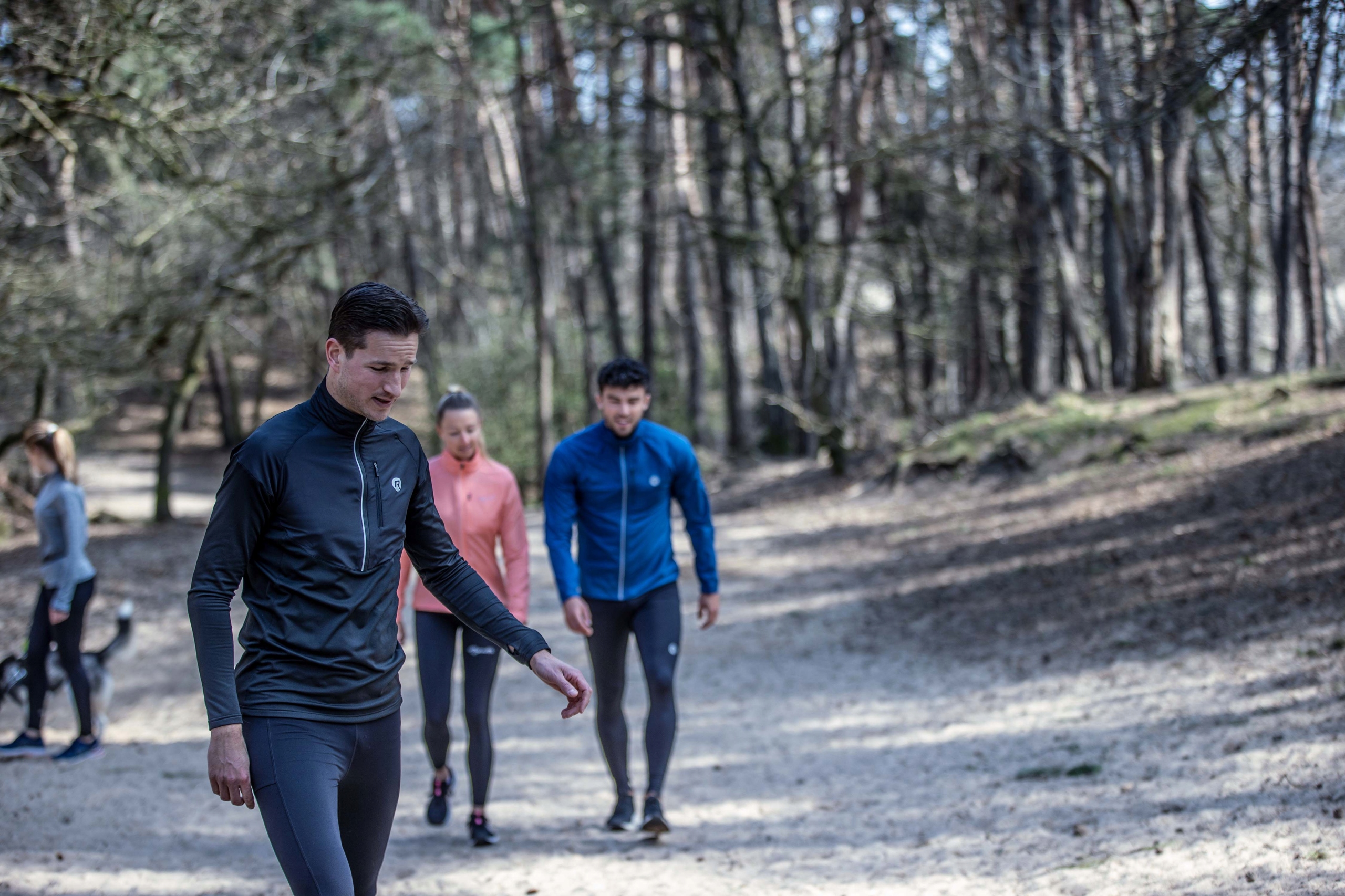 Rogelli ESSENTIAL - męska kurtka do biegania Marka Rogelli