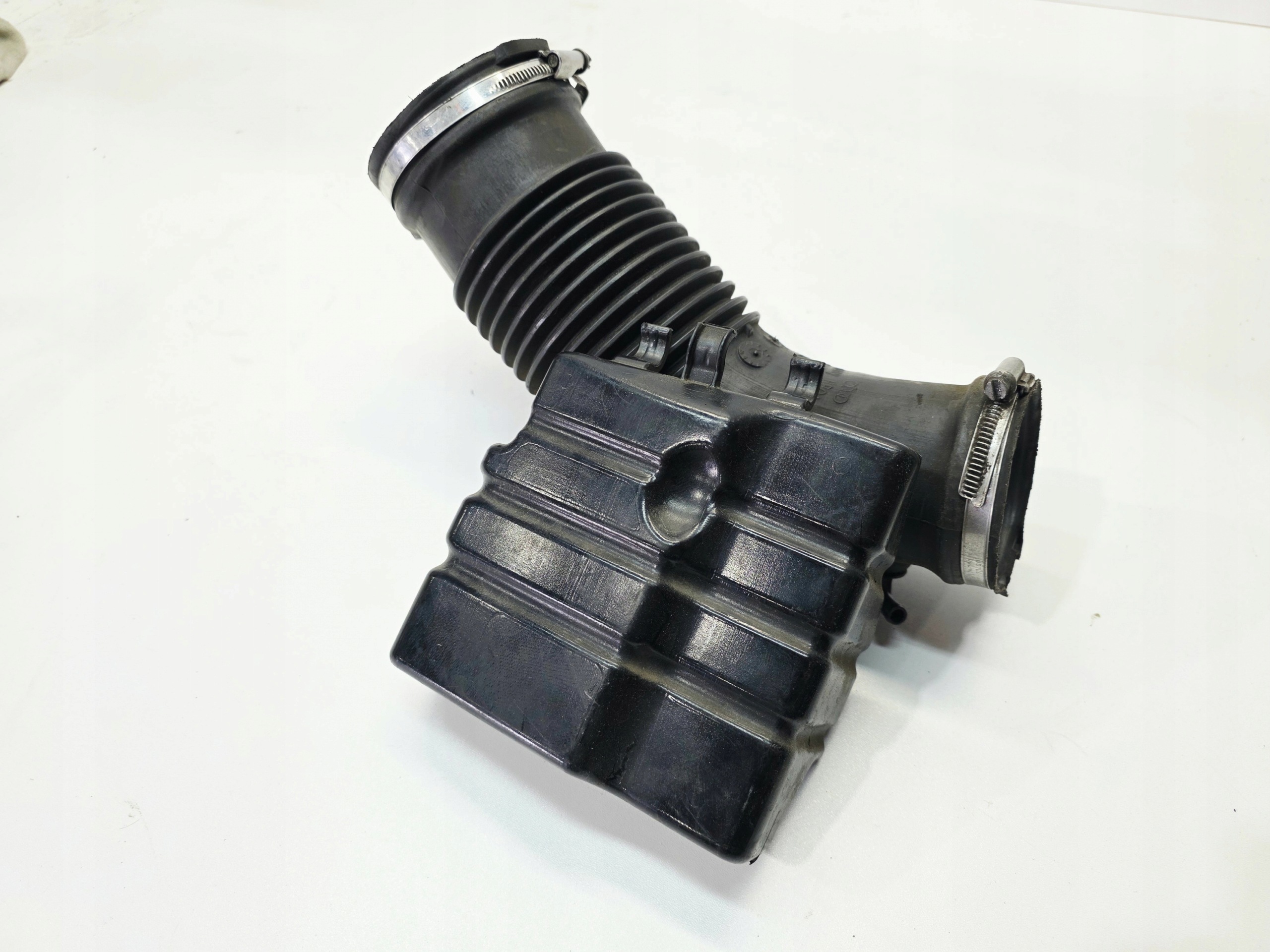hose pipe air hose AUDI A6 C6 2.4 3.2 06E129629E