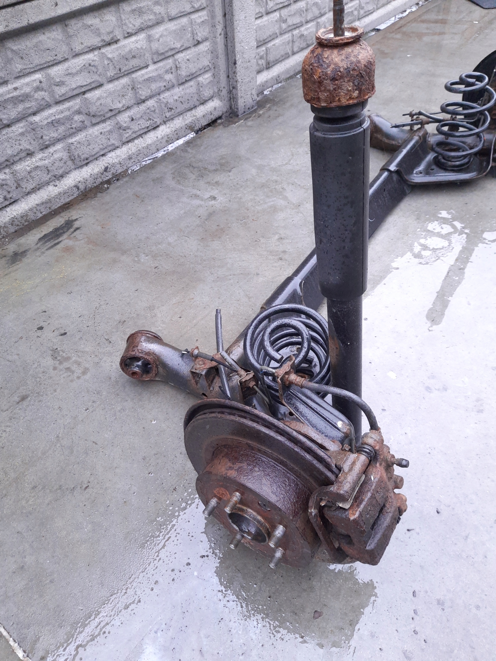 NISSAN LEAF I BELKA OŚ TYŁ ZAWIESZENIE komplet Producent części Nissan OE