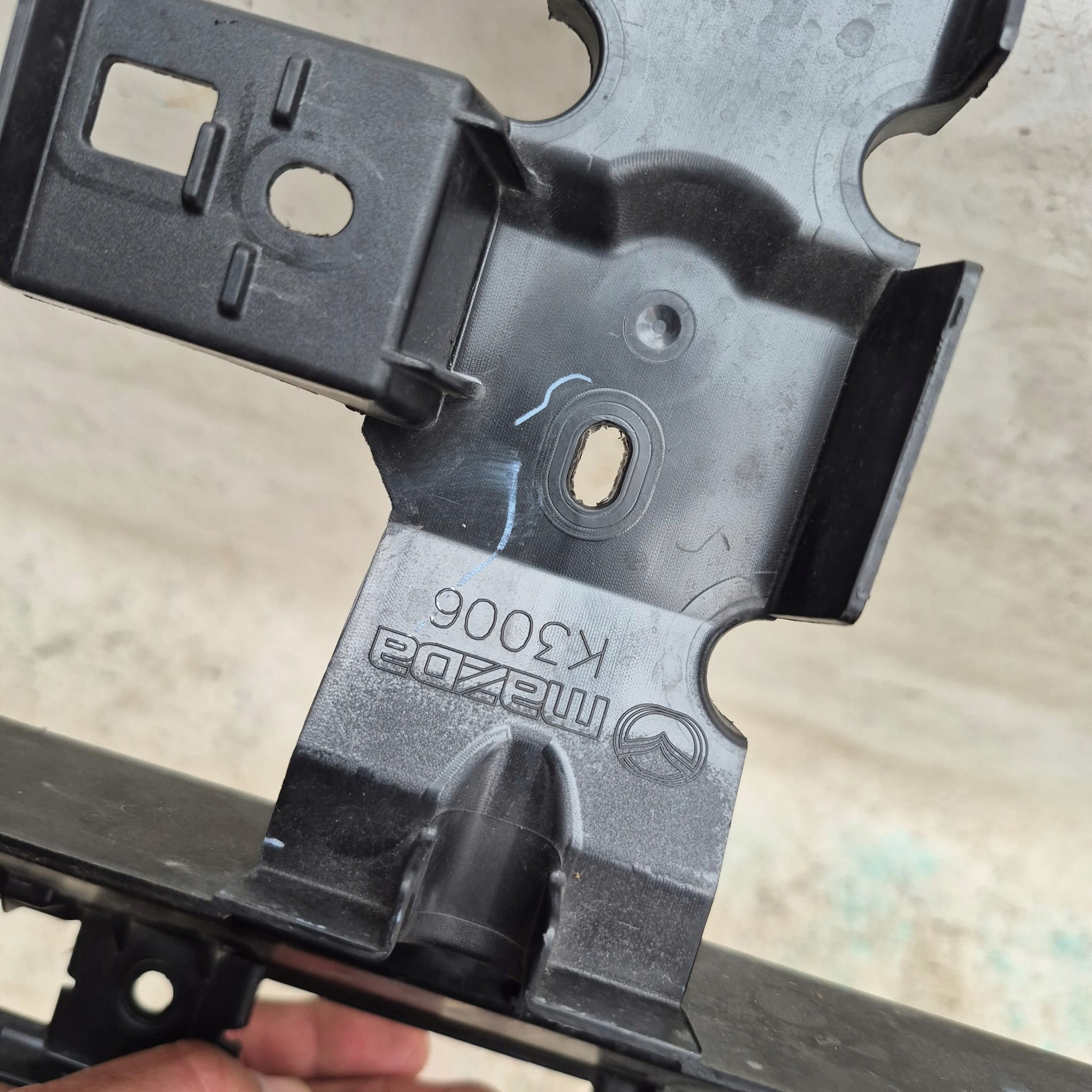 MAZDA CX-60 22- Support plaque Traverse GRILLA Support KBB3-50712