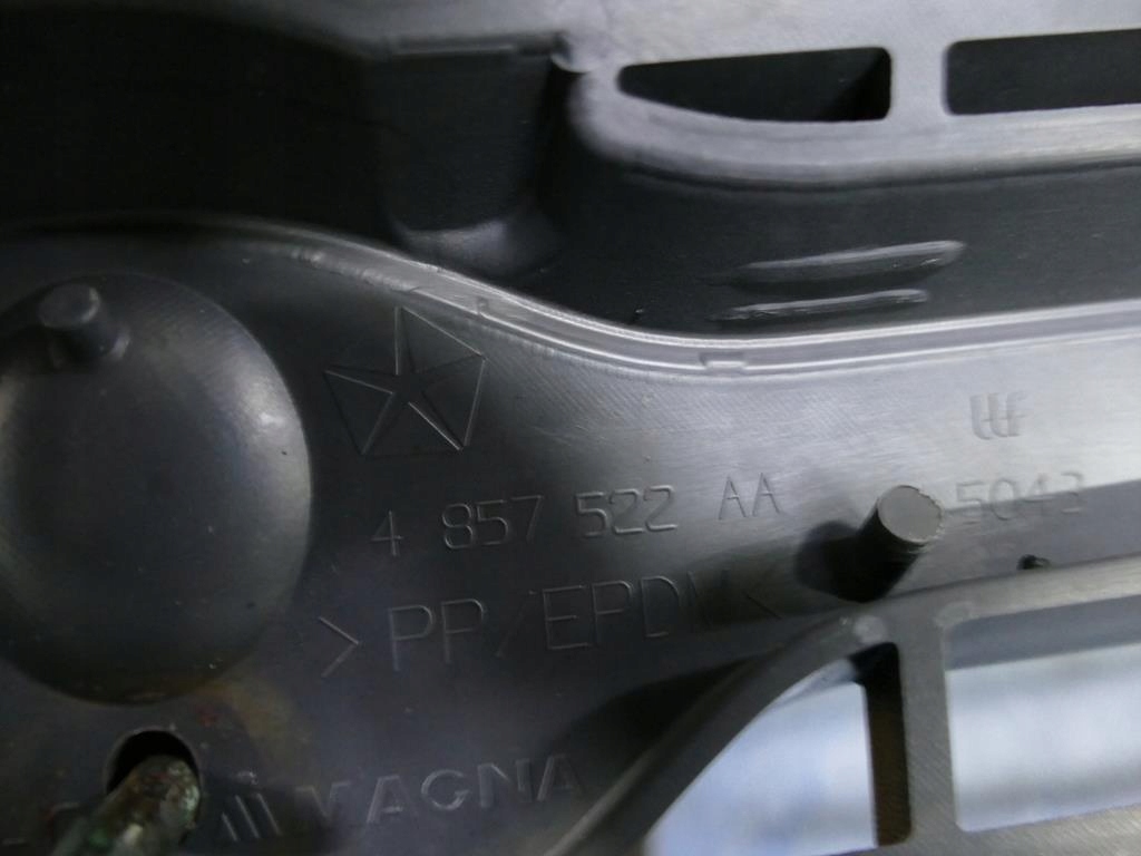 Chrysler OE 4857522AA решетка радиатора