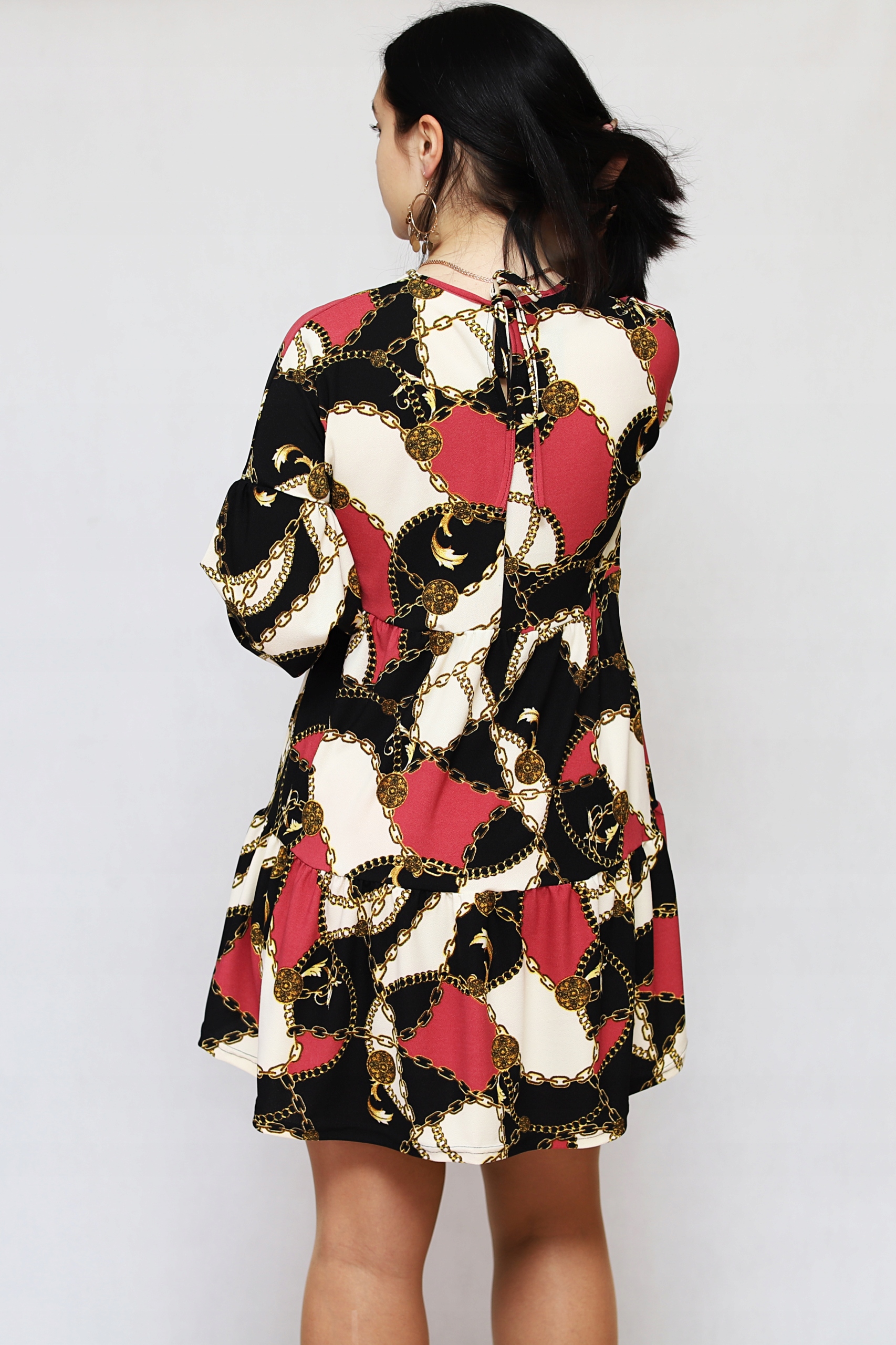 ROZKLOSZOWANA TRAPEZOWA SUKIENKA FALBANKI NADRUK Rękaw długi rękaw