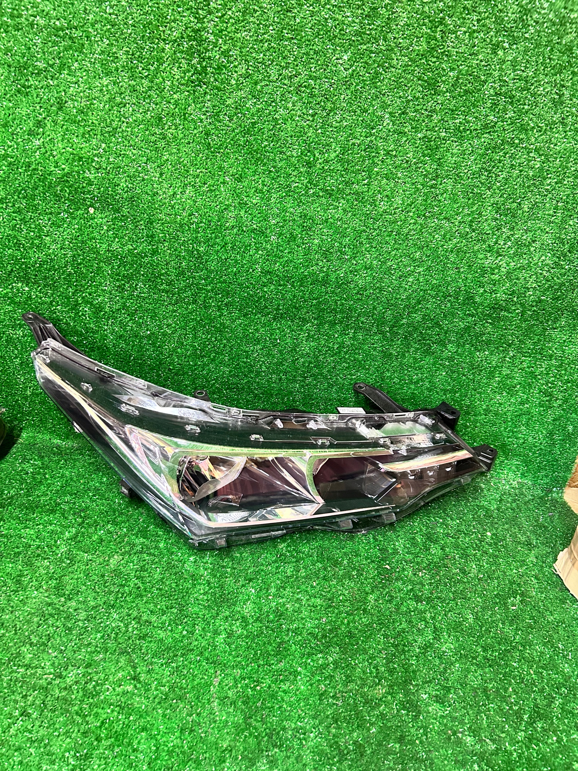 TOYOTA COROLLA E16 РЕСТАЙЛІНГ 16-19 r. ФАРА правий перед передня ЄВРОПА