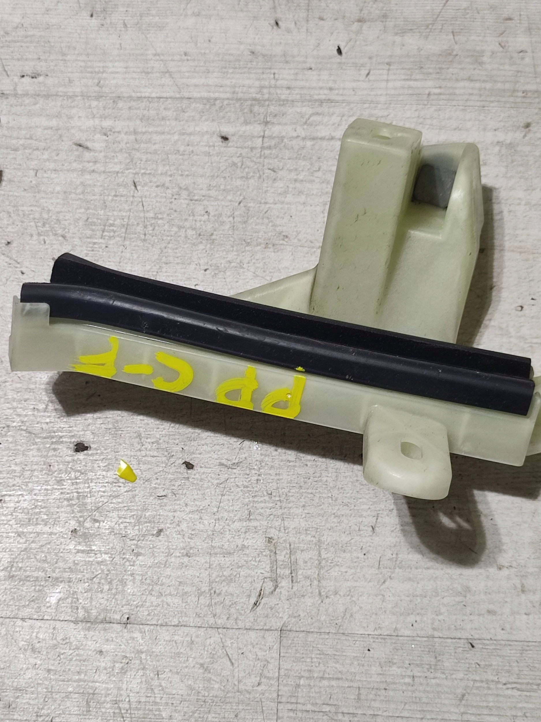 Opel Corsa F 2020 front side right Element mocujacy szybe