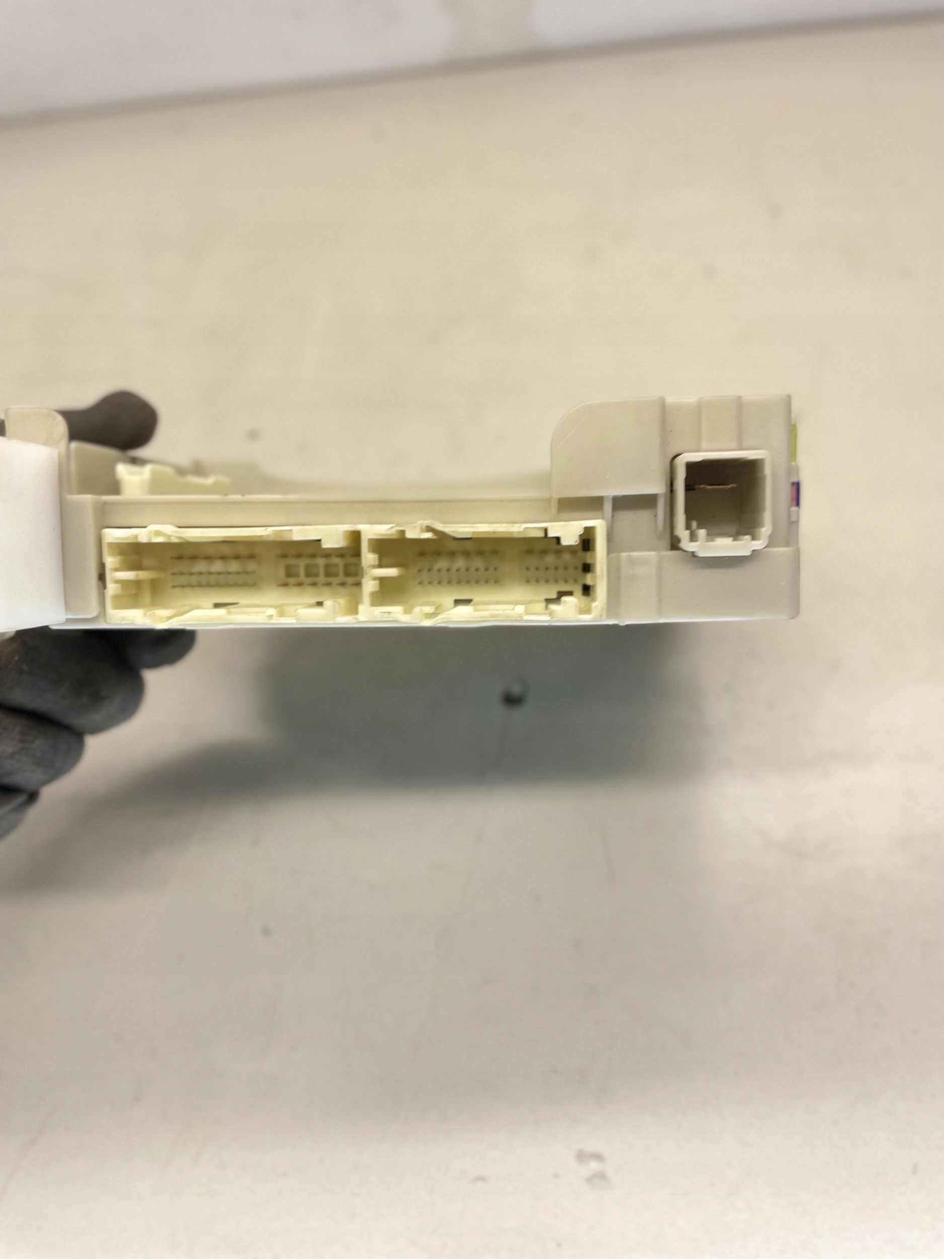 блок предохранителей lexus ES 300h (6th ) 8273033G91