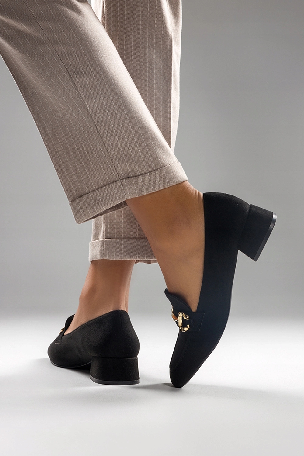 CZARNE MOKASYNY NA OBCASIE KLOCKU OZDOBNA SPRZĄCZKA LEKKIE PÓŁBUTY r 39 Marka Casu