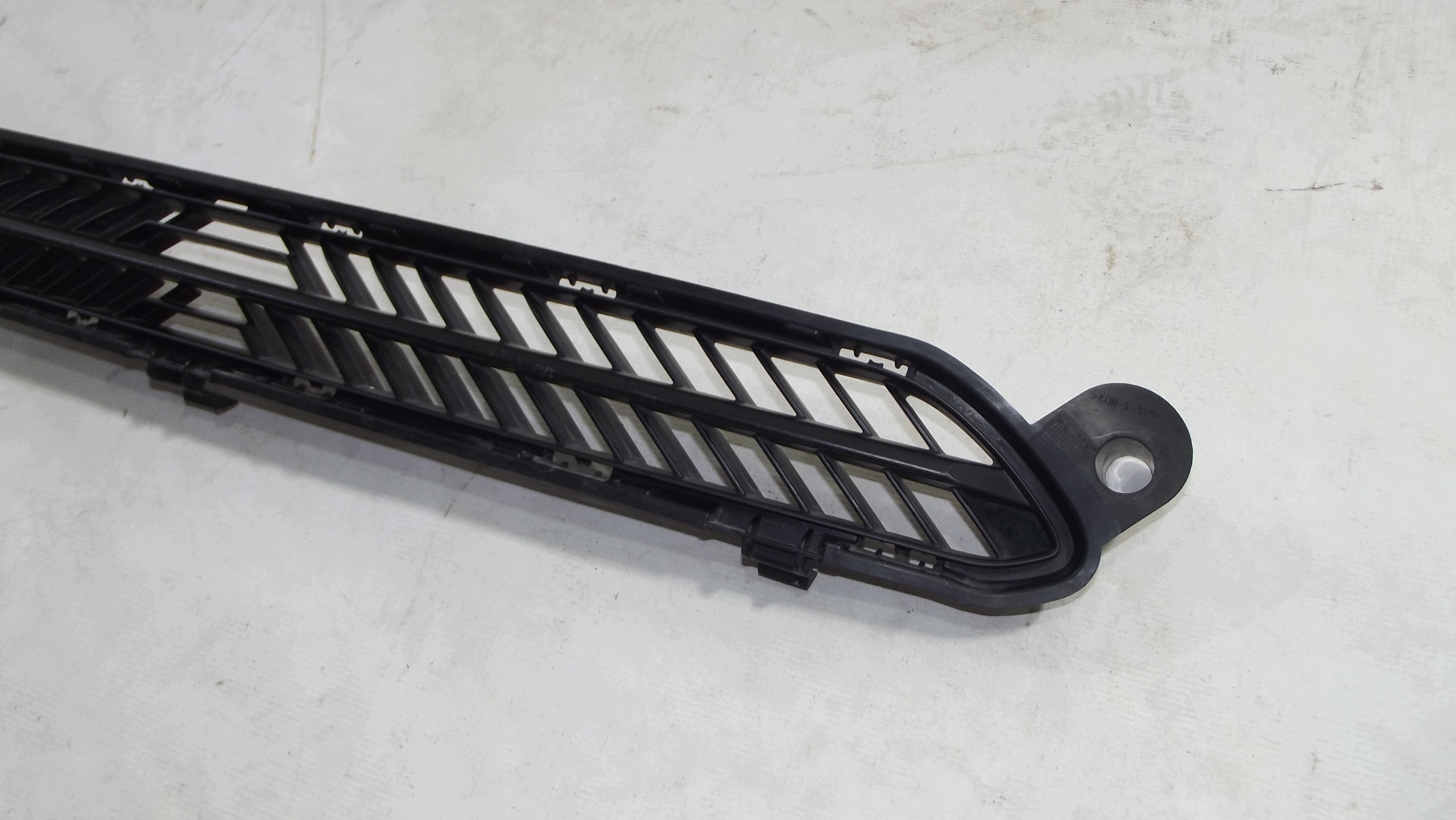 Citroen C4 III mitte Lüftungsgitter der Stoßstange 9834691980
