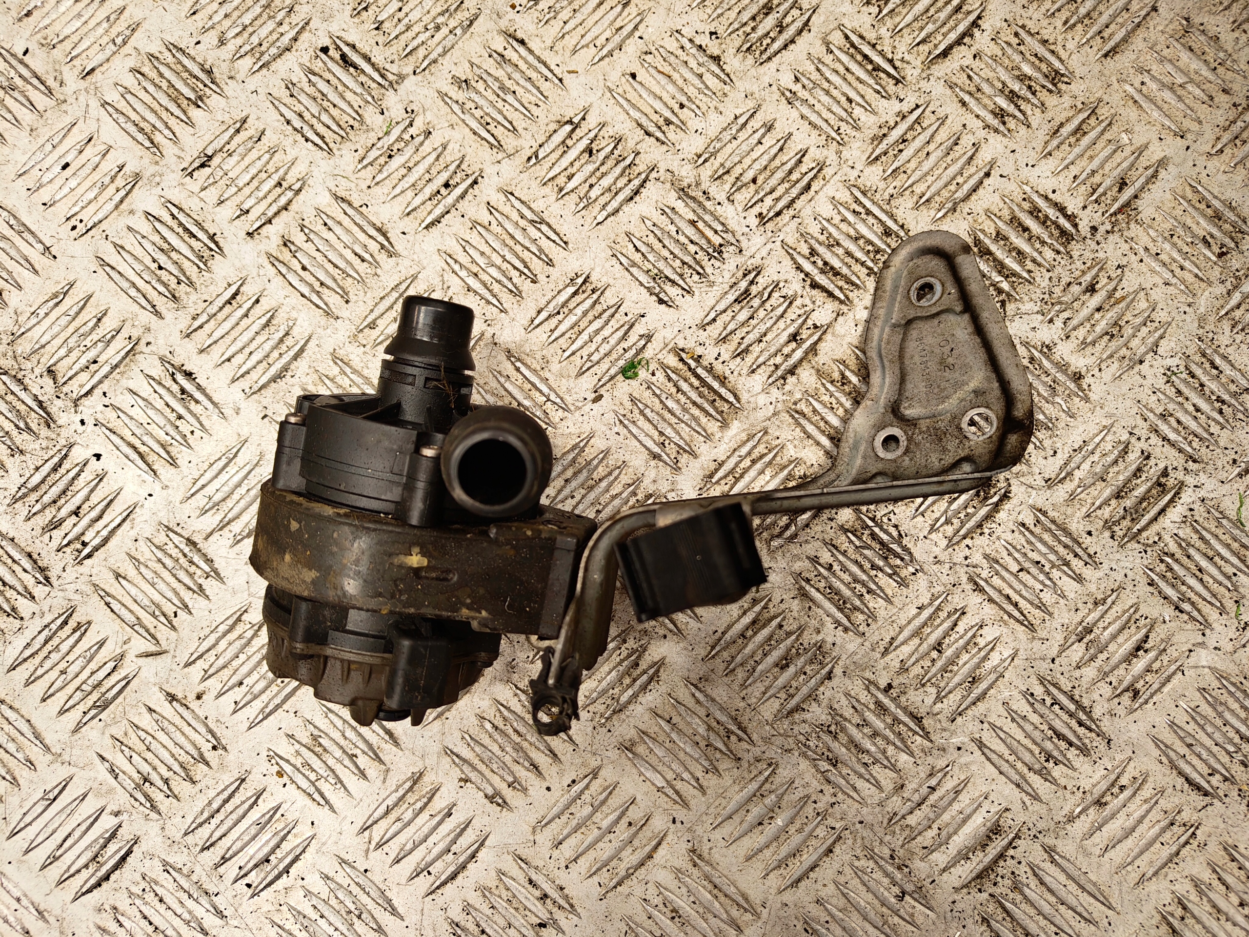 BMW X3 G01 supplementary water pump 8663248