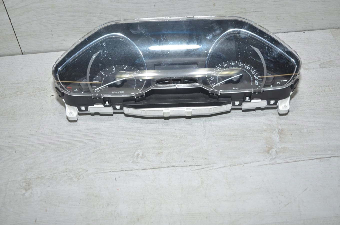 Instruments tachymètre compte tours 1.2 VTI Peugeot 2008 14r