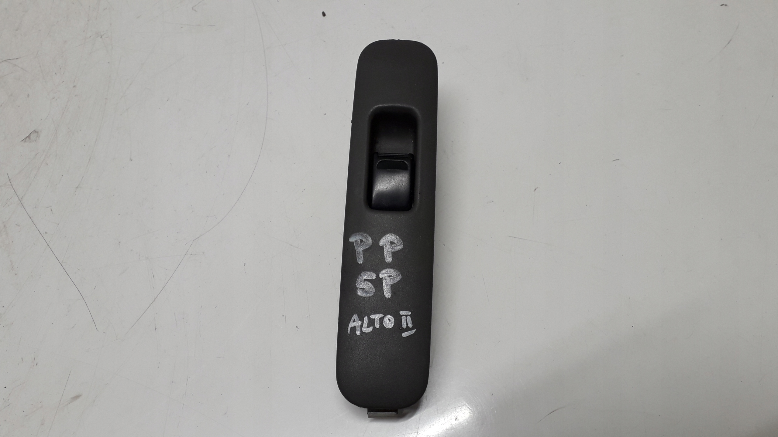 SUZUKI ALTO 5 V 98- PRZEŁĄCZNIK SZYBY PRAWY PRZÓD