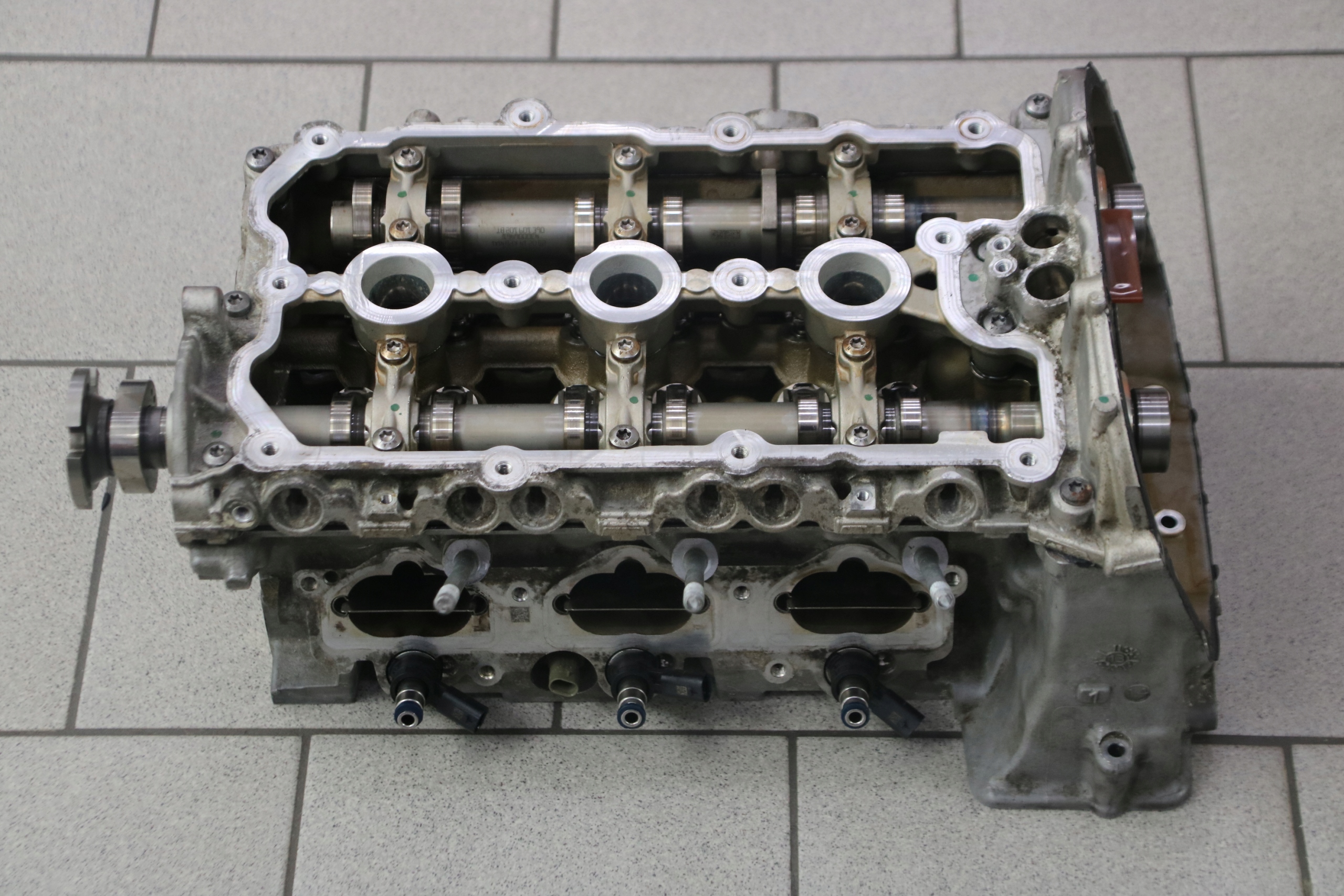 AUDI A8 D4 3,0 TFSI CREC head. right 06E103404AA