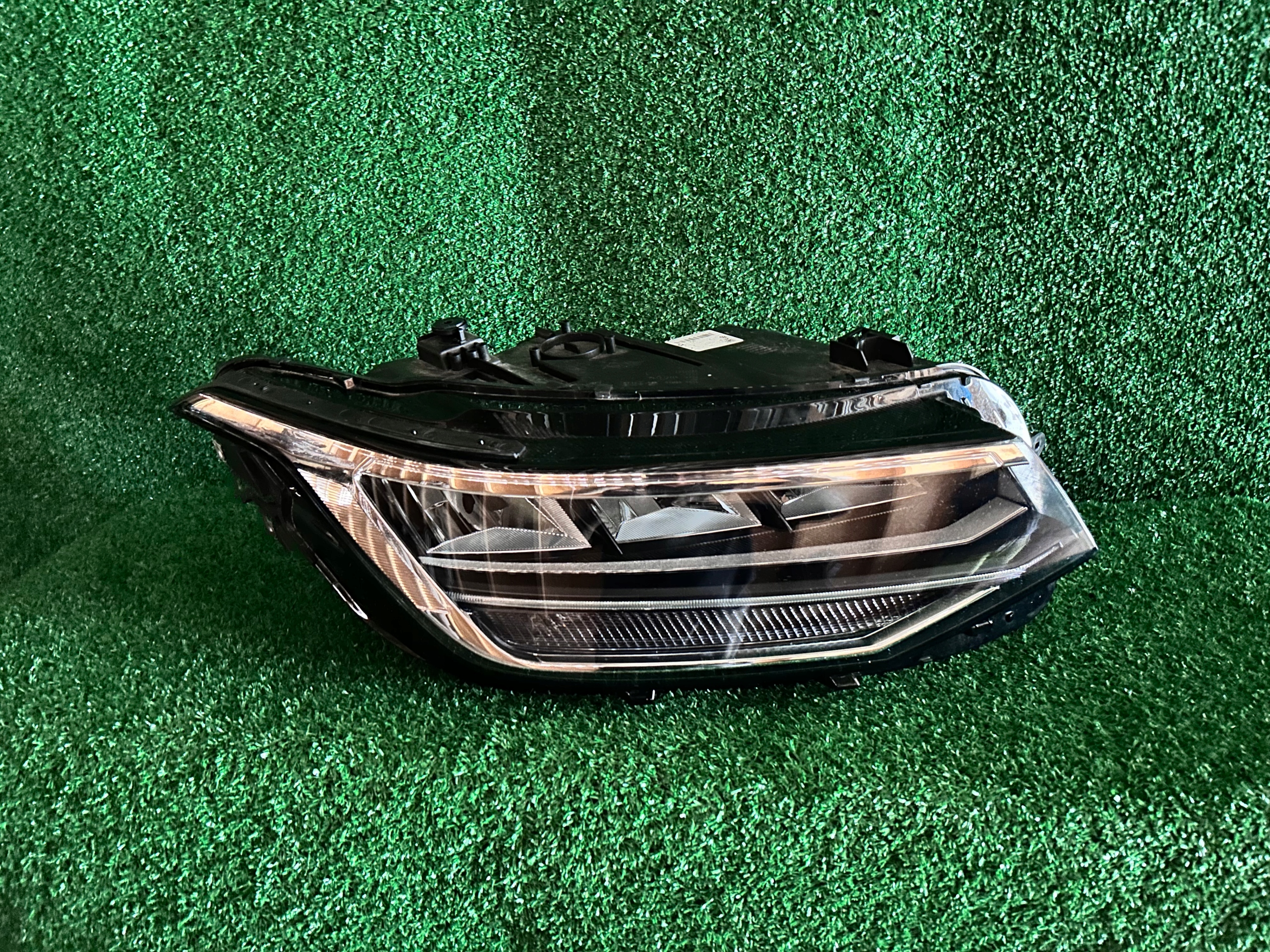 REFLEKTOR pravý VW TIGUAN II LIFT