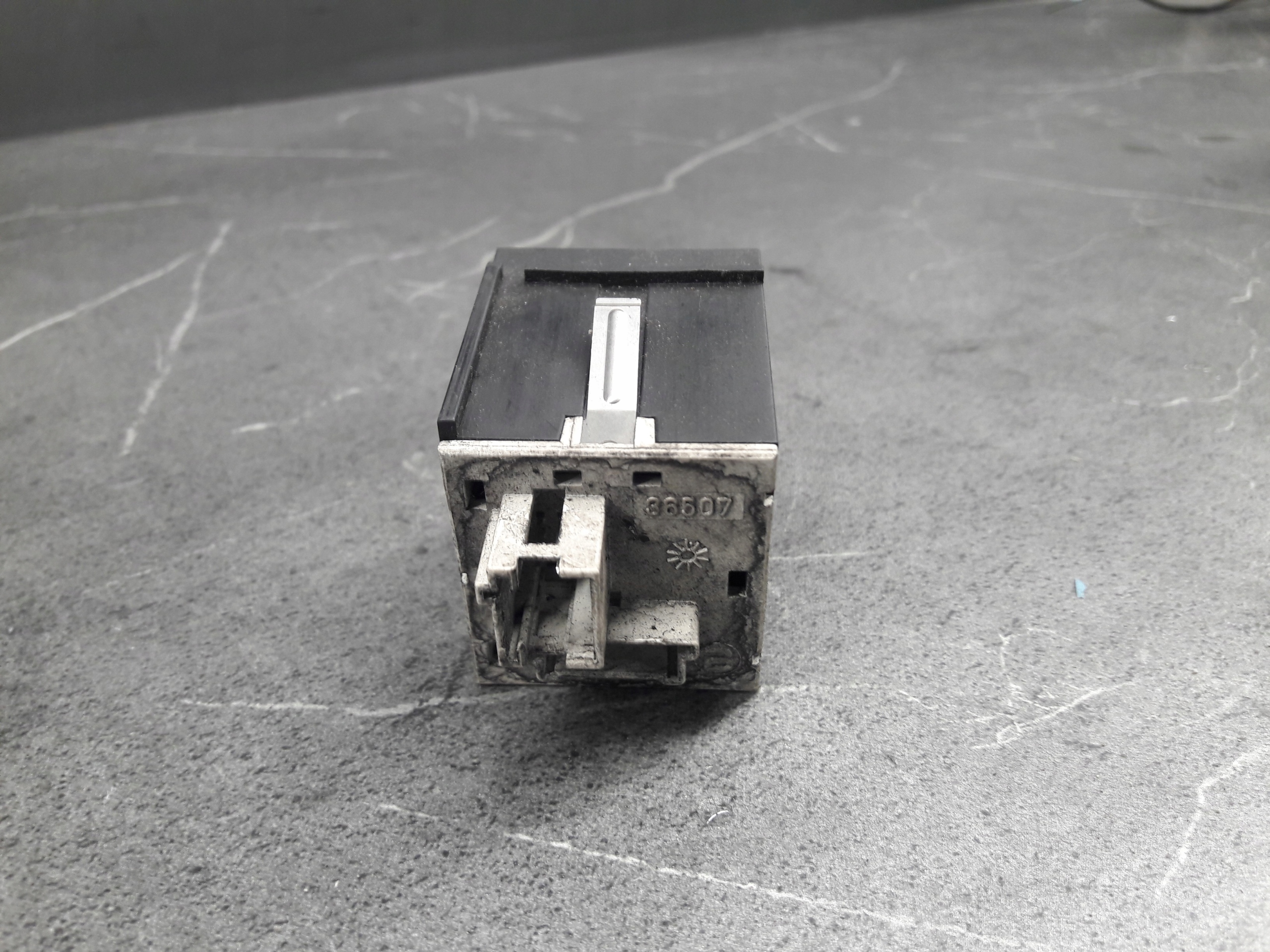 8373983 przelacznik OGRZEWANIA SZYBY BMW 3 E46 Typ silnika Benzyna