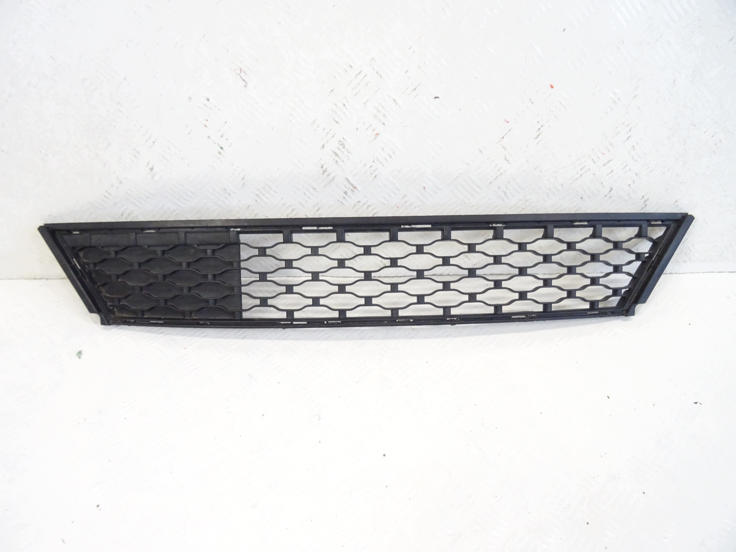 grid of a bumper front central RENAULT TWINGO II LIFT 7701067873