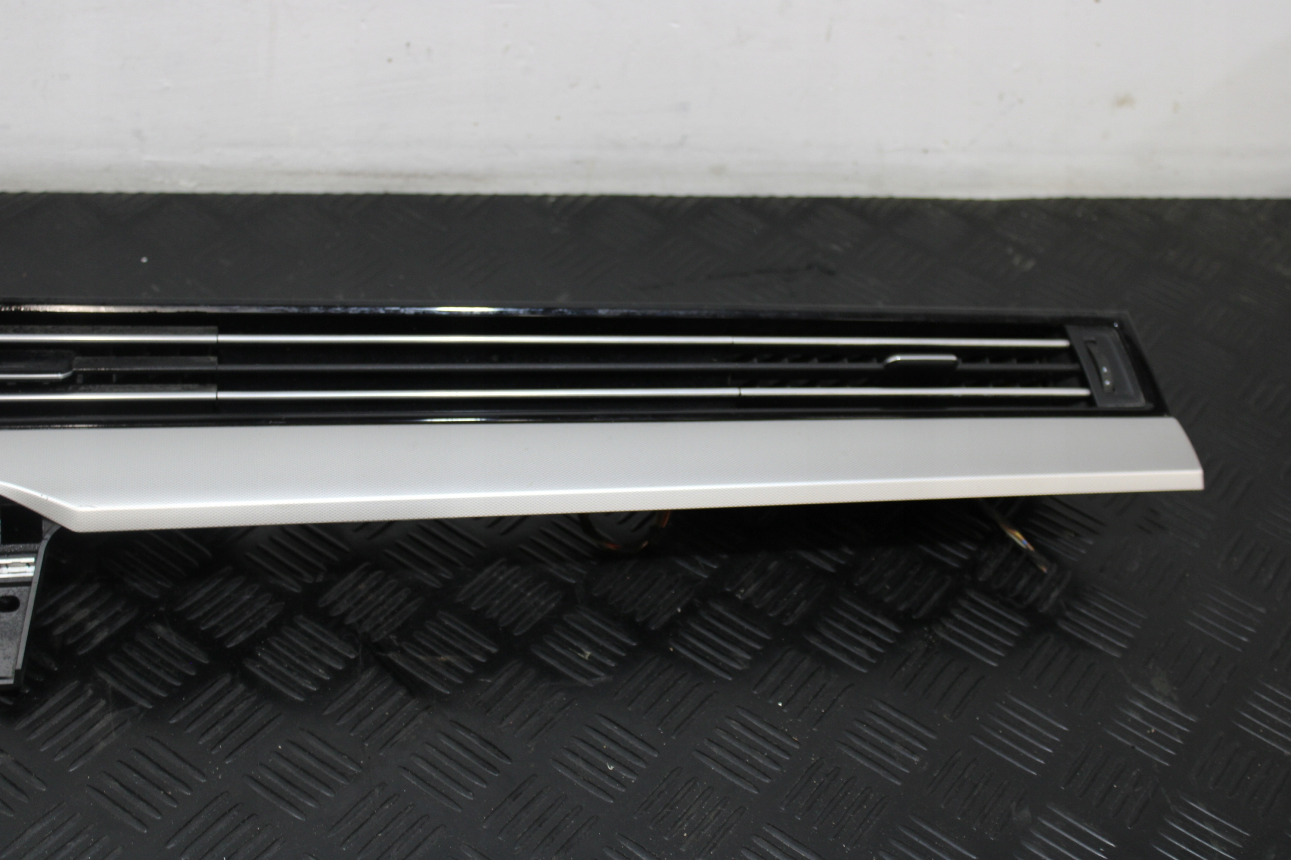 DEKOR KRATKI NAWIEWOW Console VW PASSAT B8 3G0 3G9