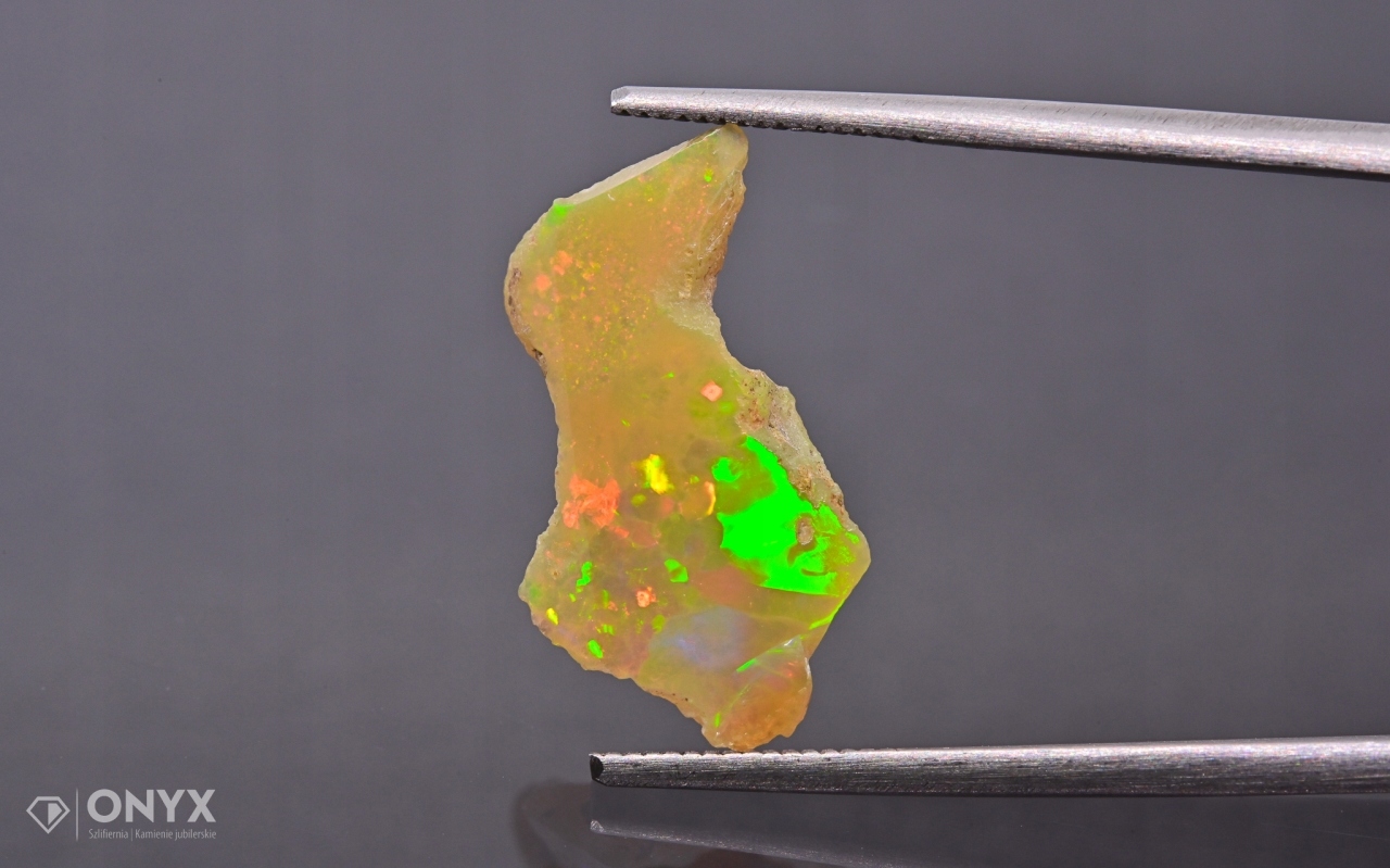 Opal z Etiopie hrudka 19x11 mm