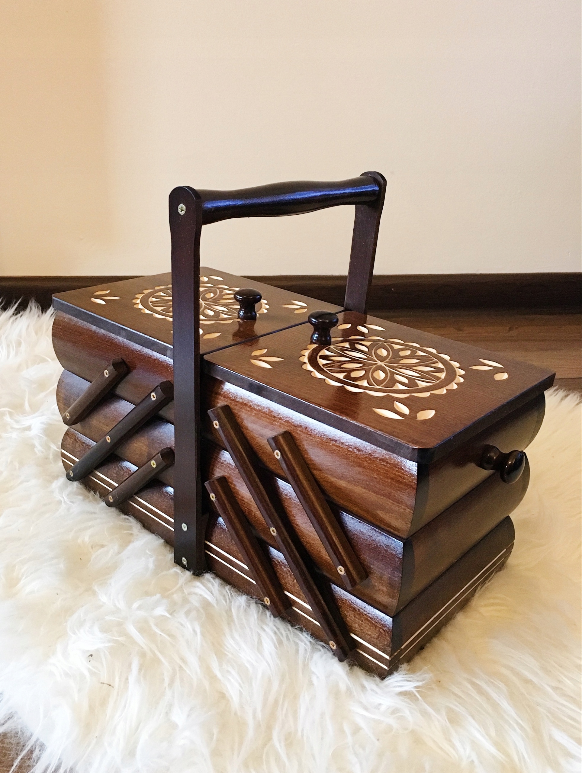 Niciarka pojemnik na nici przybornik puzderko HAND