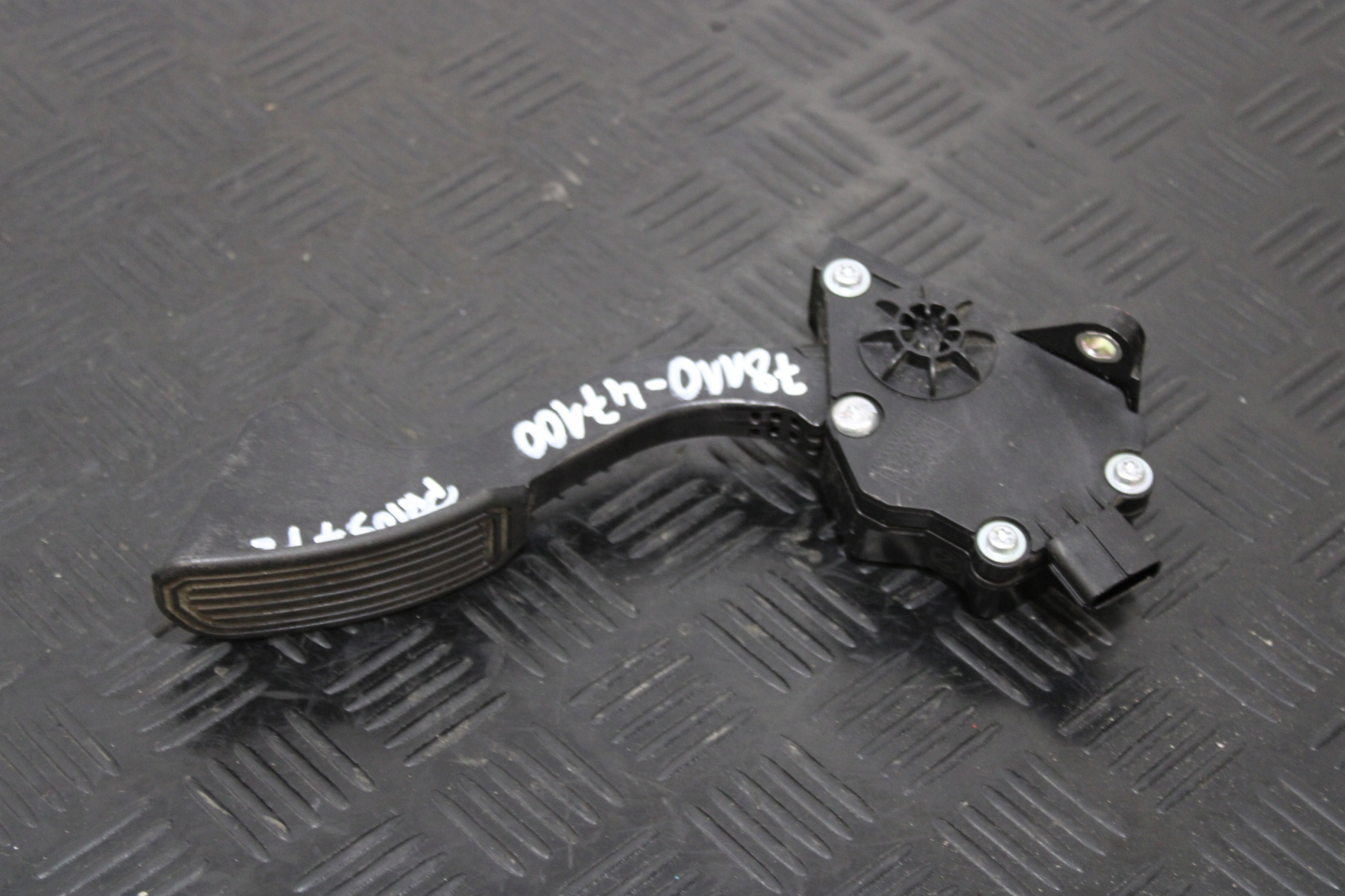 accelerator pedal 78110-47100 TOYOTA PRIUS + plus LIFT