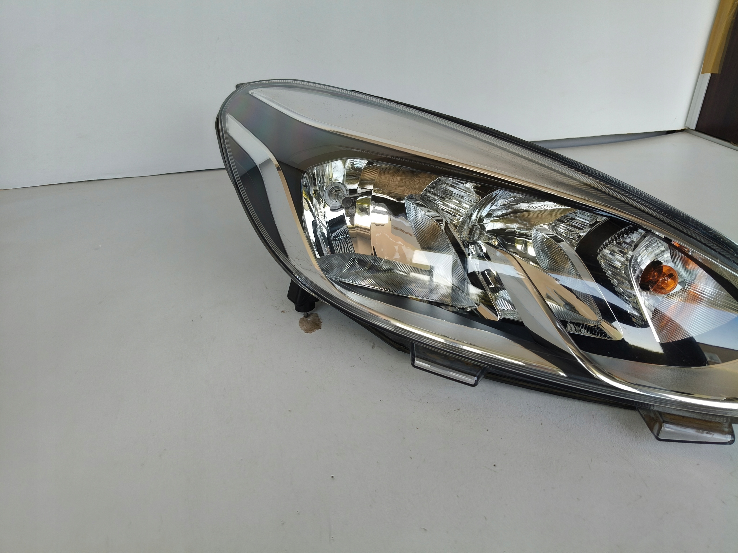 light right REFLEKTOR FORD FIESTA MK8 17