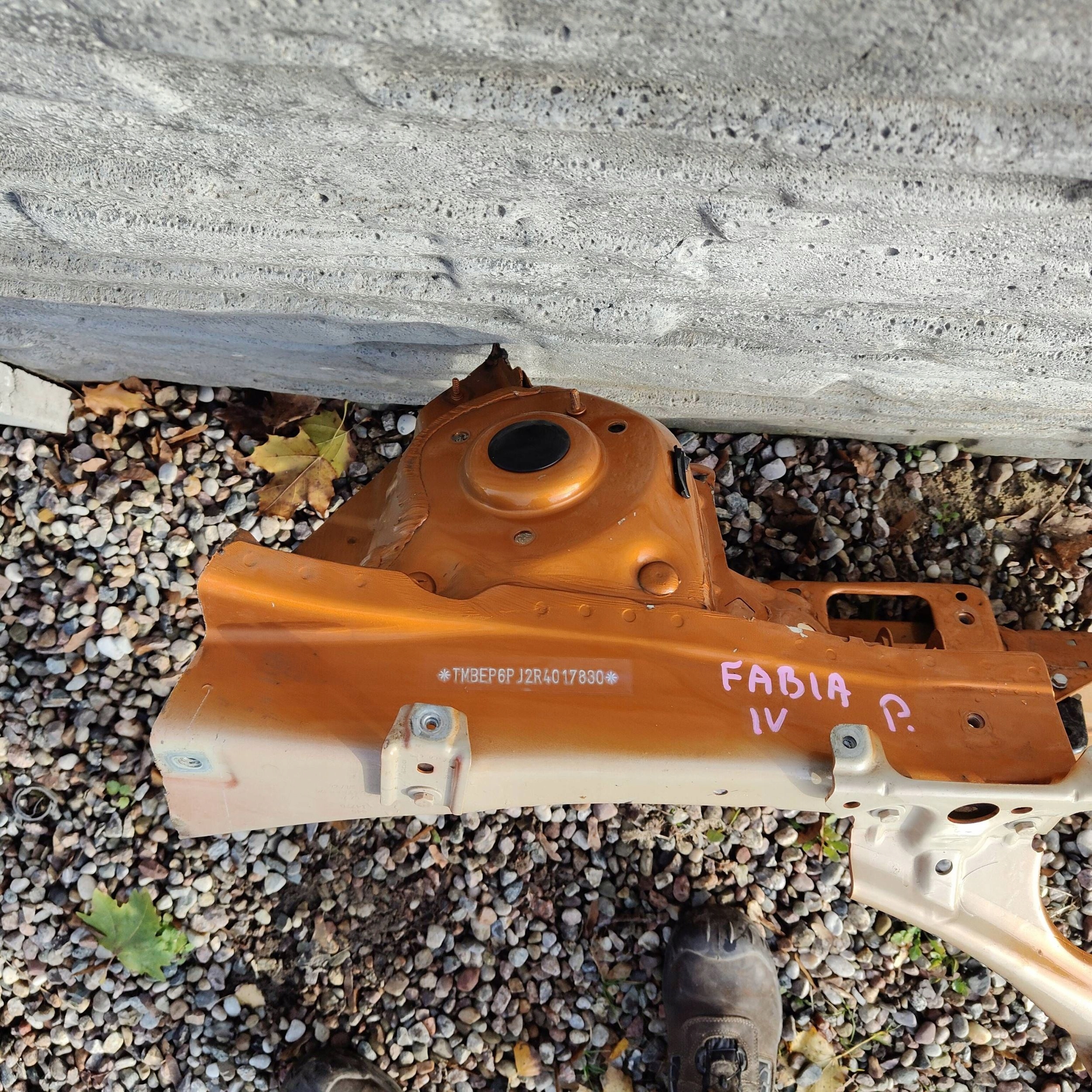 quarter front front side right Skoda Fabia Mk4 (6VA)