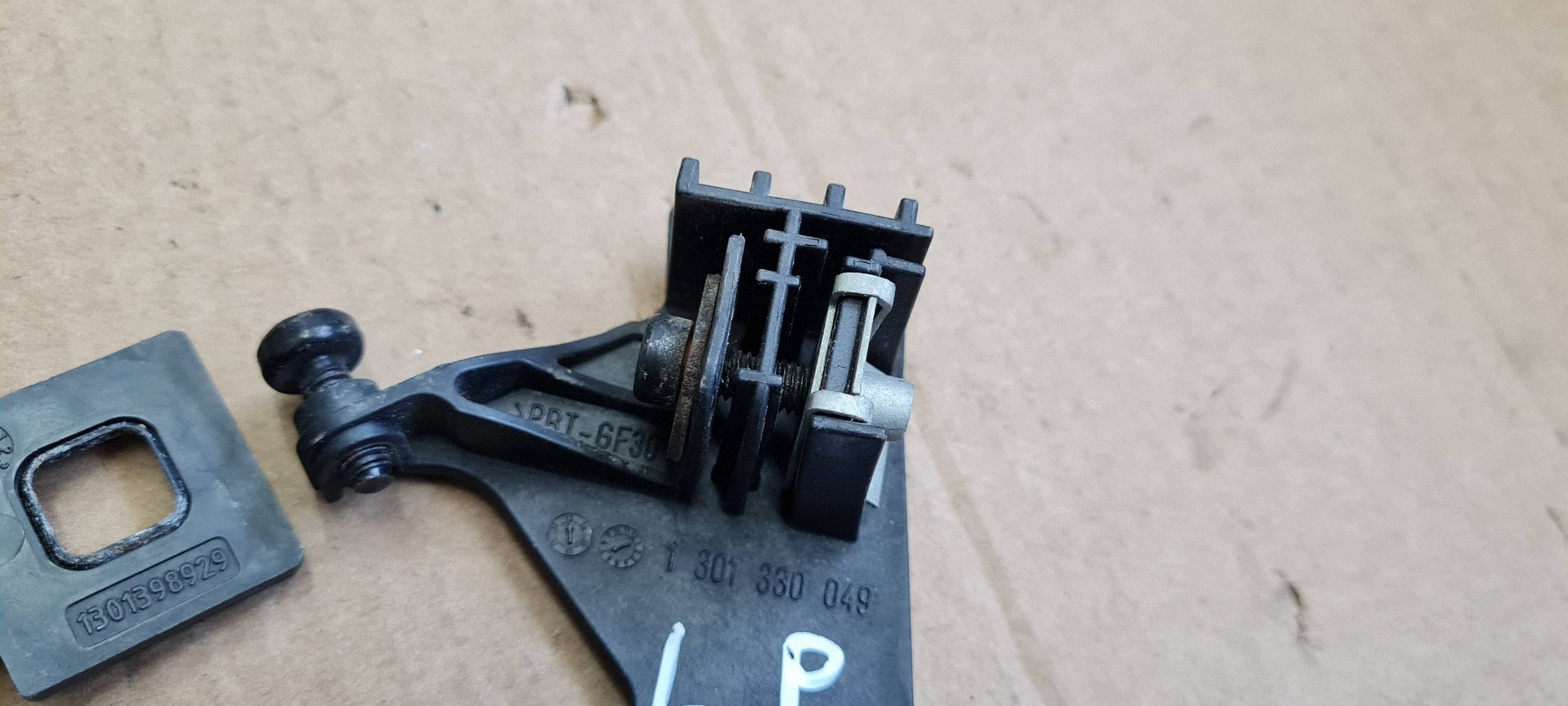 A4 B8 S4 LIFT bracket hook holder lights left front 1301330049 A5 8T S5