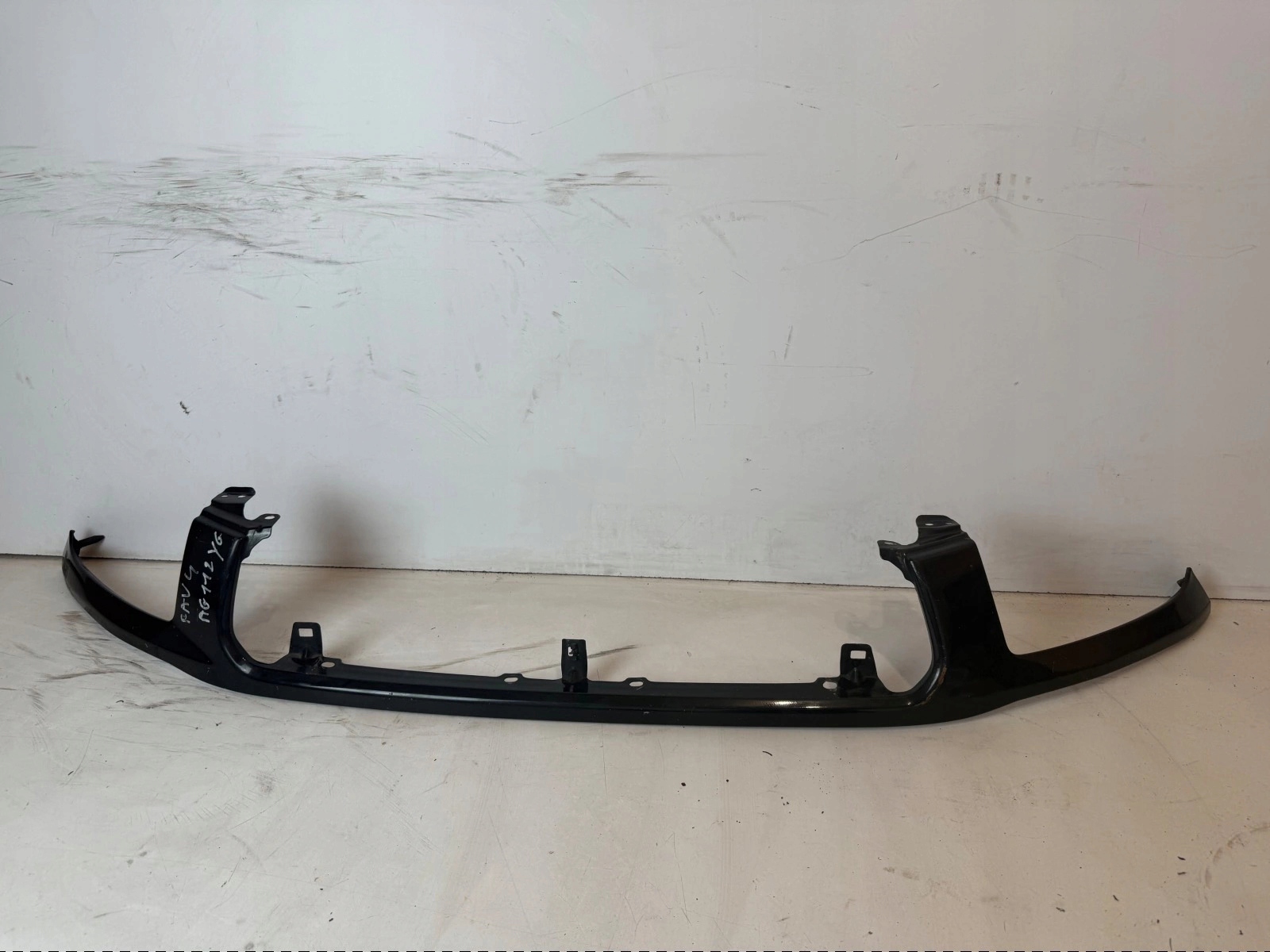 moulding below grill lights Toyota Rav4 II
