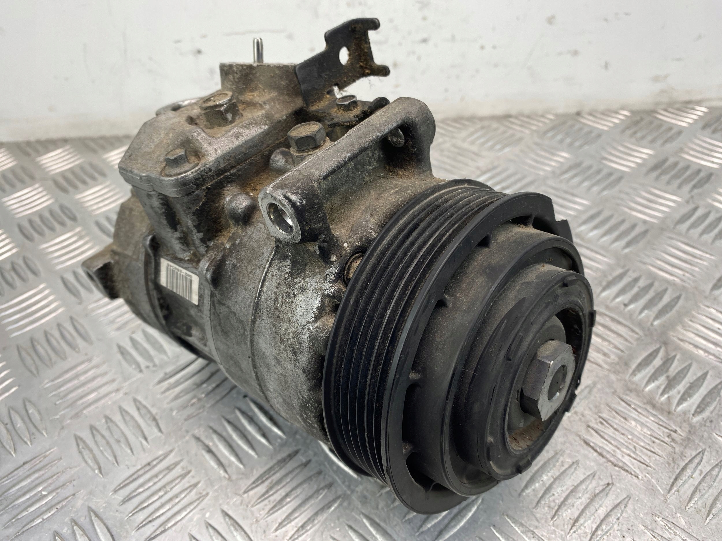 Mercedes E350 W212 compressor; compressor of the air conditioning A0008302100
