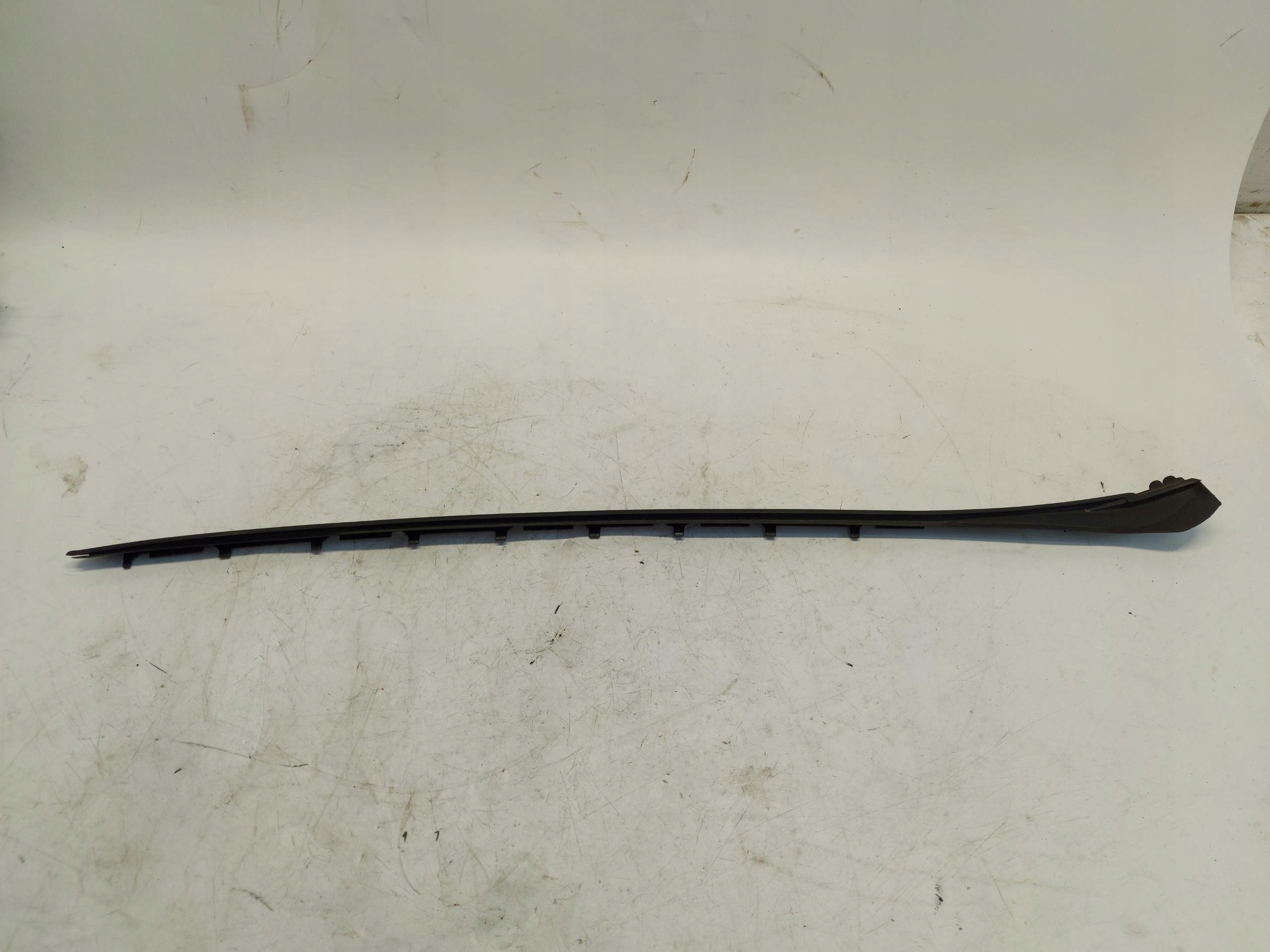 BMW U06 220d moulding windows left